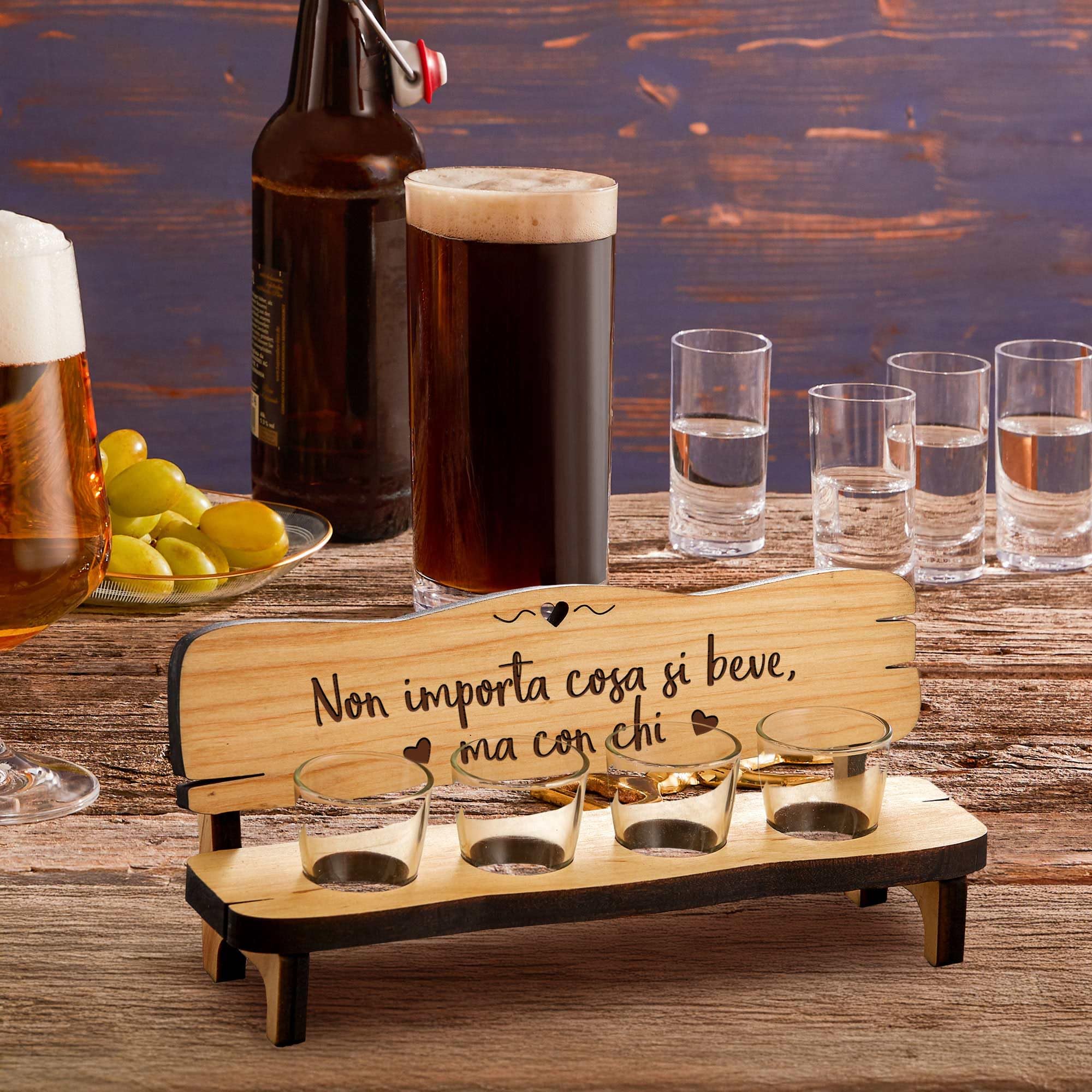 Casa Vivente Panchina per Shot in Legno con 4 Bicchierini in Vetro Inclusi, Incisione Non Importa Cosa Si Beve, Accessori Decorativi, Idea Regalo Originale per Anniversari, Matrimoni o Compleanni