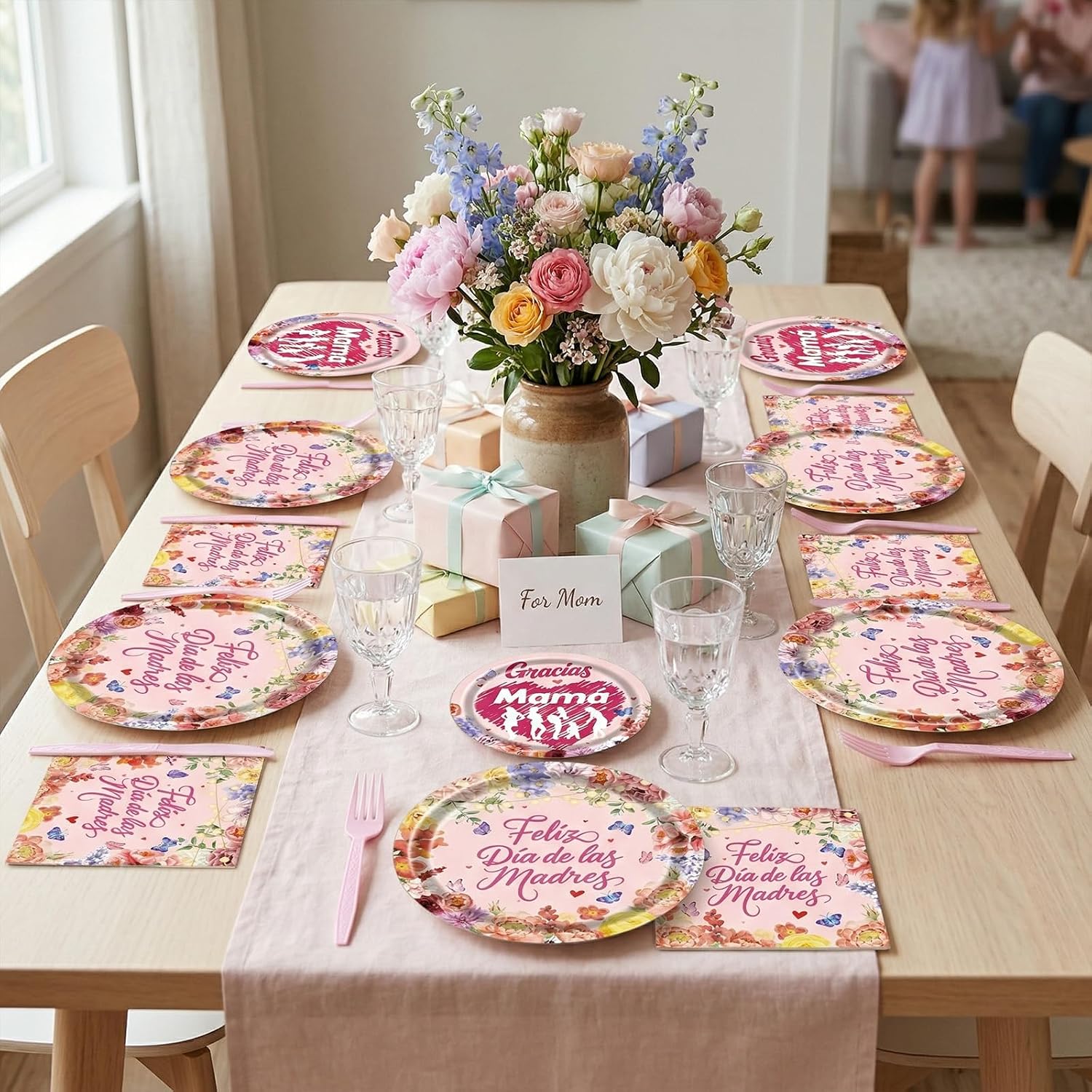 Feliz Dia De Las Madres Decorations, 96 Pcs Spanish Mother's Day Plates and Napkins Kit, Flowers Butterflies Hearts Tableware Set for Holiday Party Decoration Serves 24
