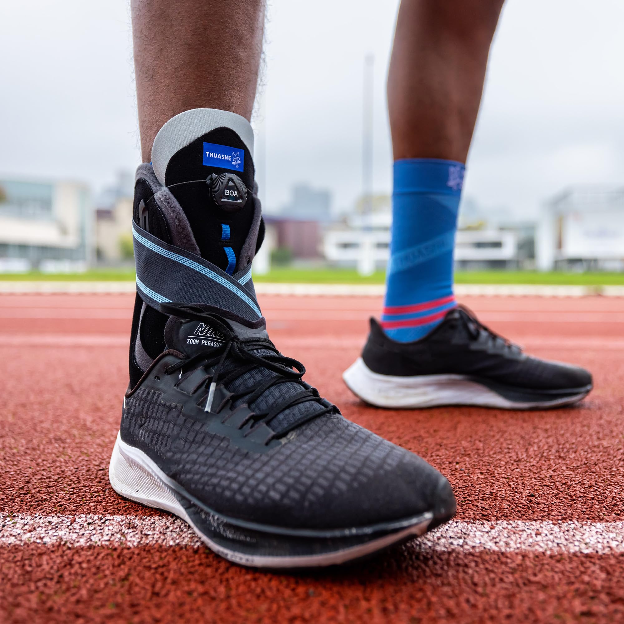 Thuasne Sport - Chevillère Stabilisatrice Boa - Chevillère Stabilisatrice Rigide - Entorse Sévère, Tendinopathie, Genou Instable - Indice de maintien 3/3 - Dispositif Médical CE - Bleu, M