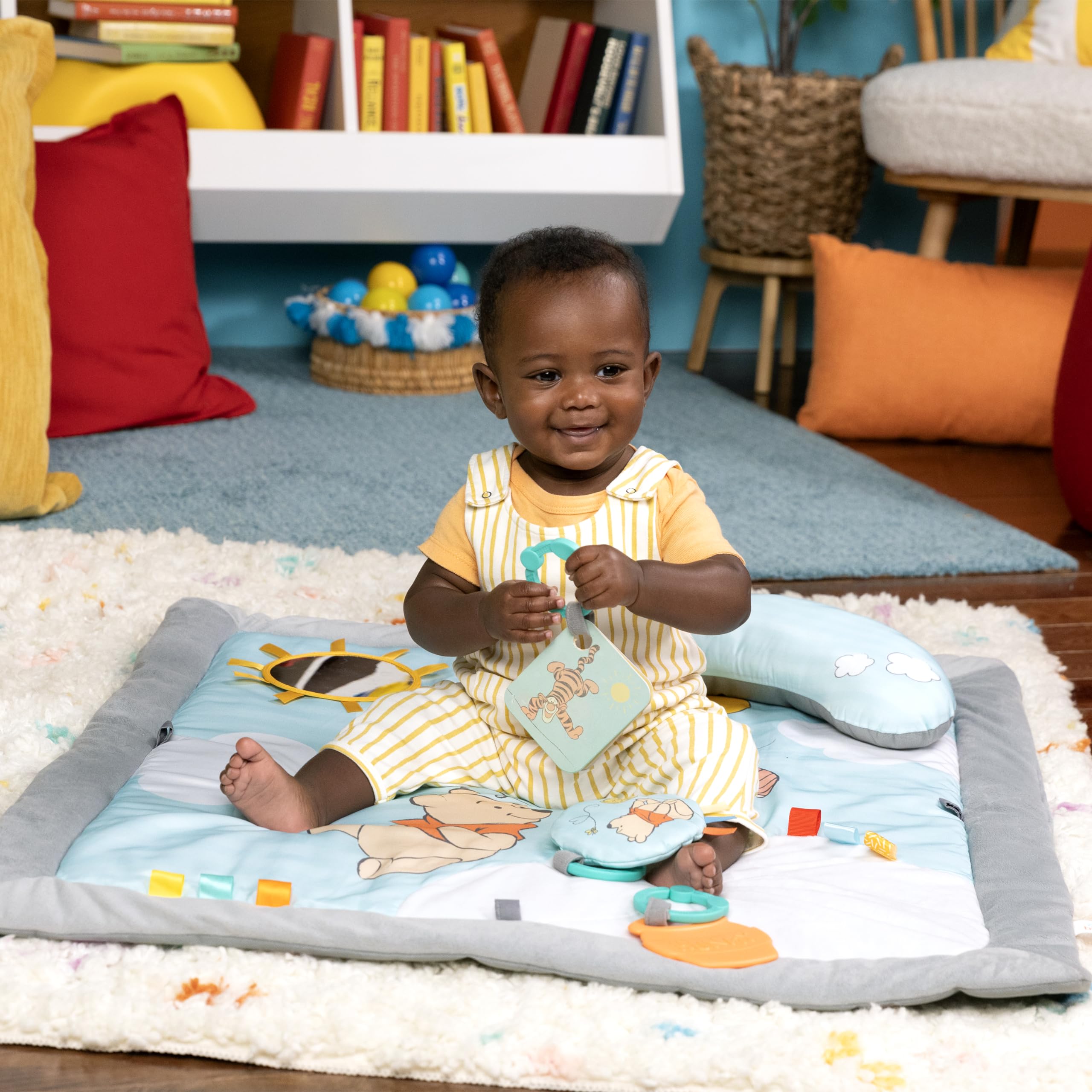 Bright Starts Disney Winnie PUUH Once Upon a Tummy Time Mata do aktywności dla niemowląt z drewnianym drążkiem Niebieski