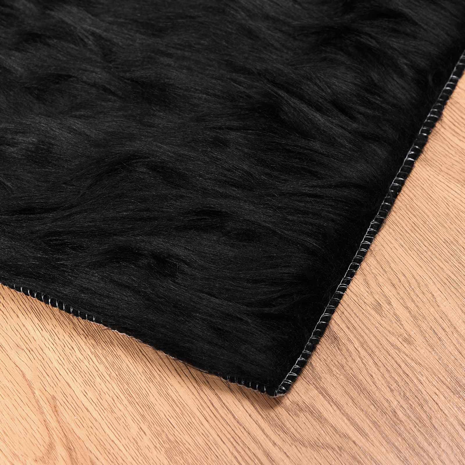 Kunstschaffell Teppich TAFALLA Schwarz 80x200 cm - Flauschiger Kunstfell Läufer für Wohnzimmer und Schlafzimmer - Weicher Hochflor Teppich aus Polyester - Gemütliche Wohndeko