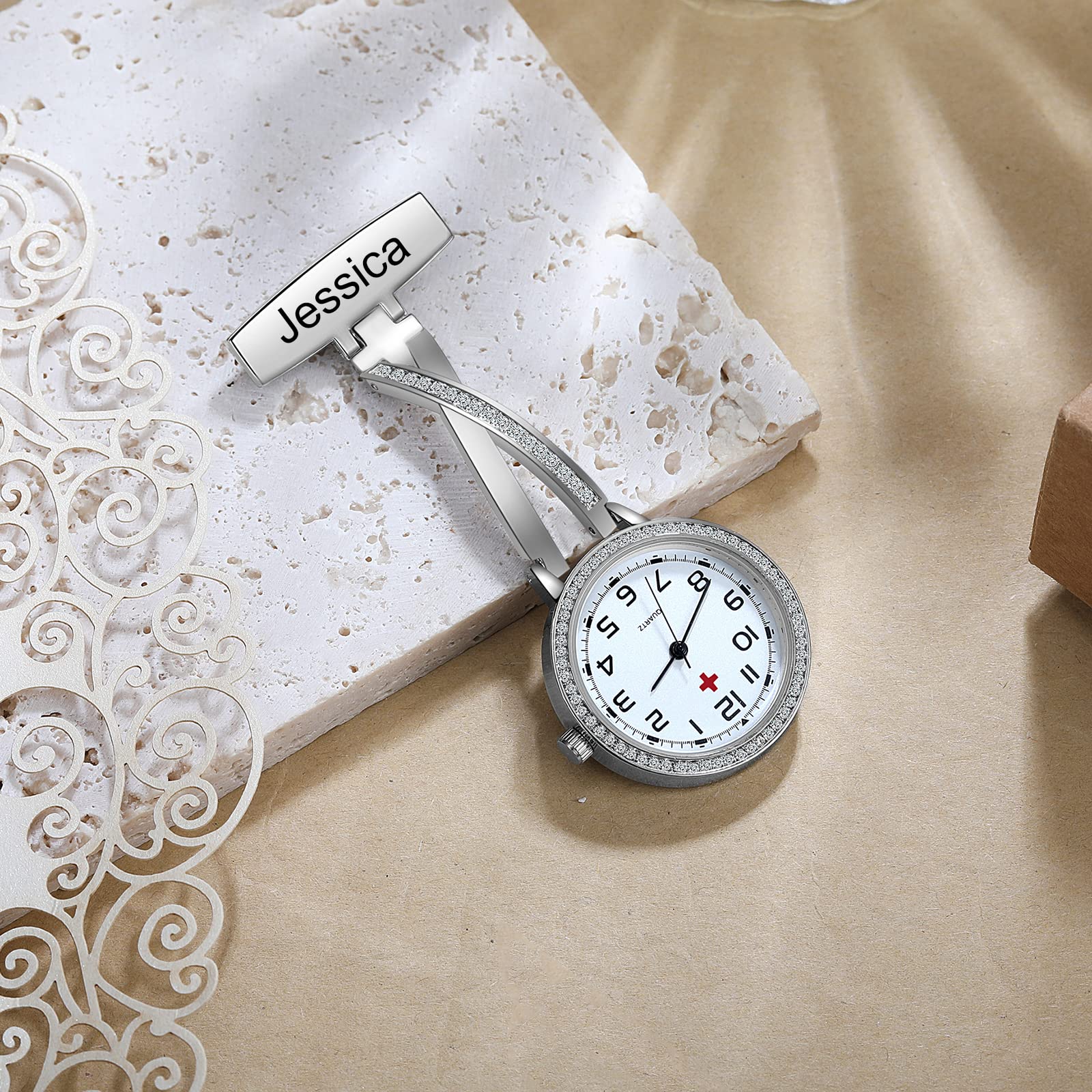 ALBERTBAND Montres de Poche Infirmière Personnalisées Montre de Poche avec épingle Nom Montre Infirmière Portable Montre à Quartz Numérique pour la Fête des Mères Noël