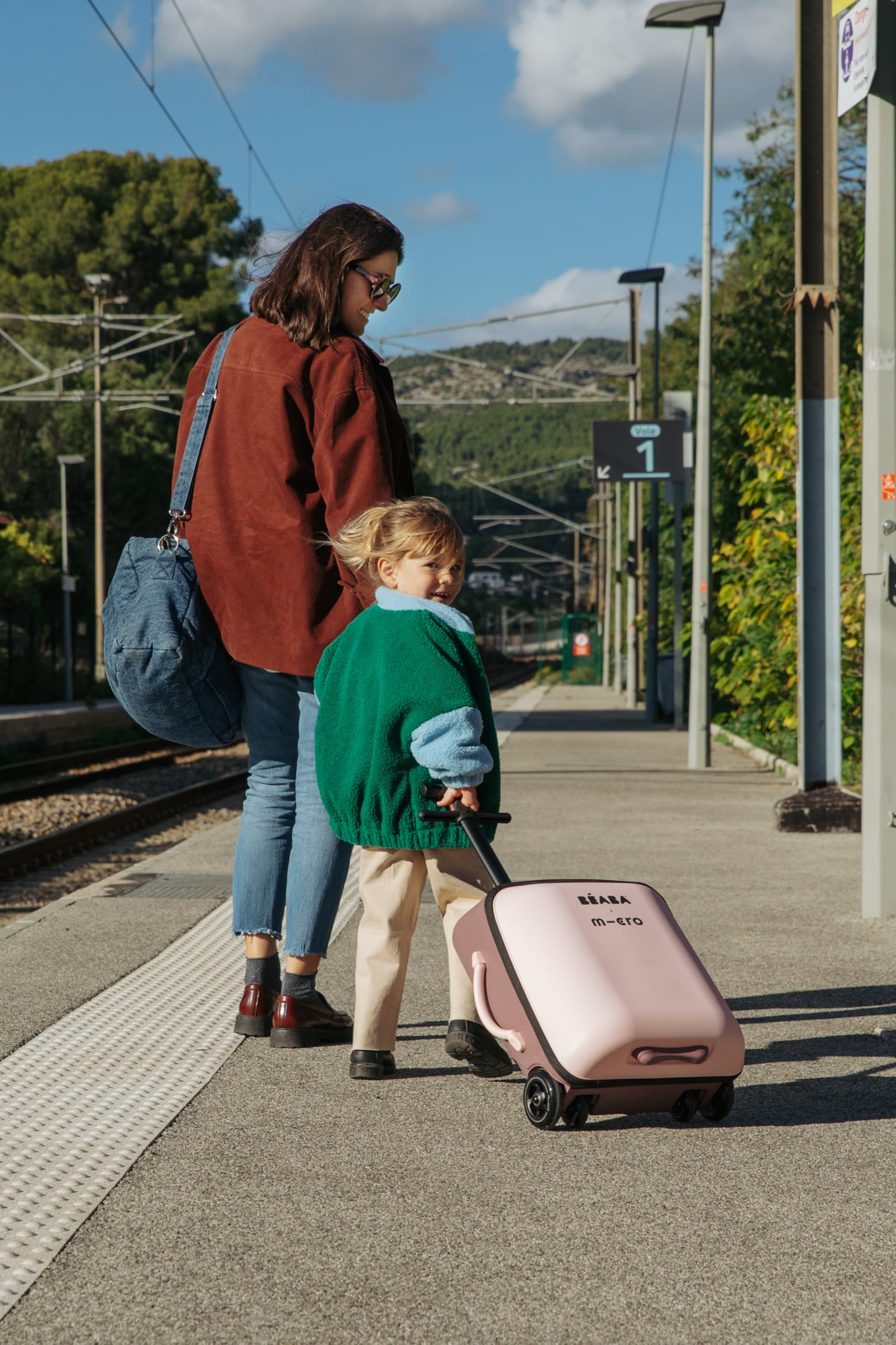 Béaba & Micro Mobility, 2 In 1 Kinder Kabinenkoffer Mit Sitz, Ab 4 Jahre, Evolutiv, Große Öffnung, 22L Kapazität, Mehrere Fächer, Praktisch, Luggage Eazy, Marshmallow