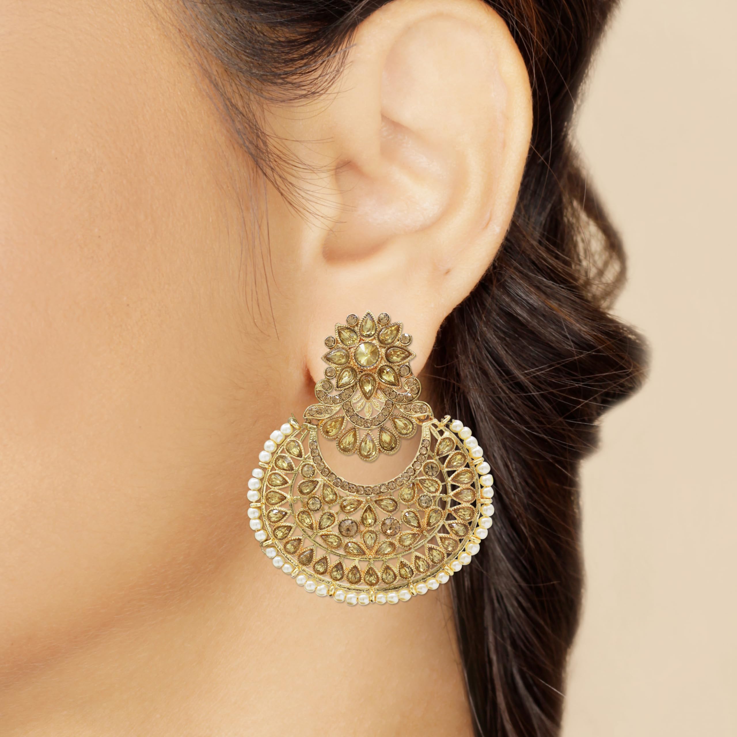 Samyuktha Wedding Collection - Orecchini Chandbali placcati oro con design floreale Maangtikka racchiuso con finto kundan e perle, set di gioielli in oro, metallo, senza pietre preziose, Metallo,