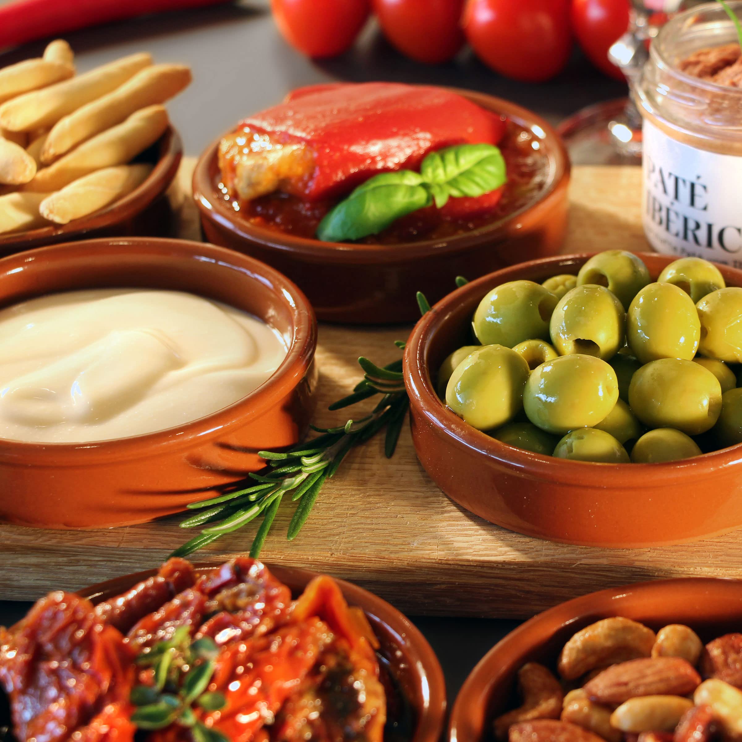 Präsentkorb Tapas-Abend für Zwei gefüllter Feinkost-Geschenkkorb von jamon.de