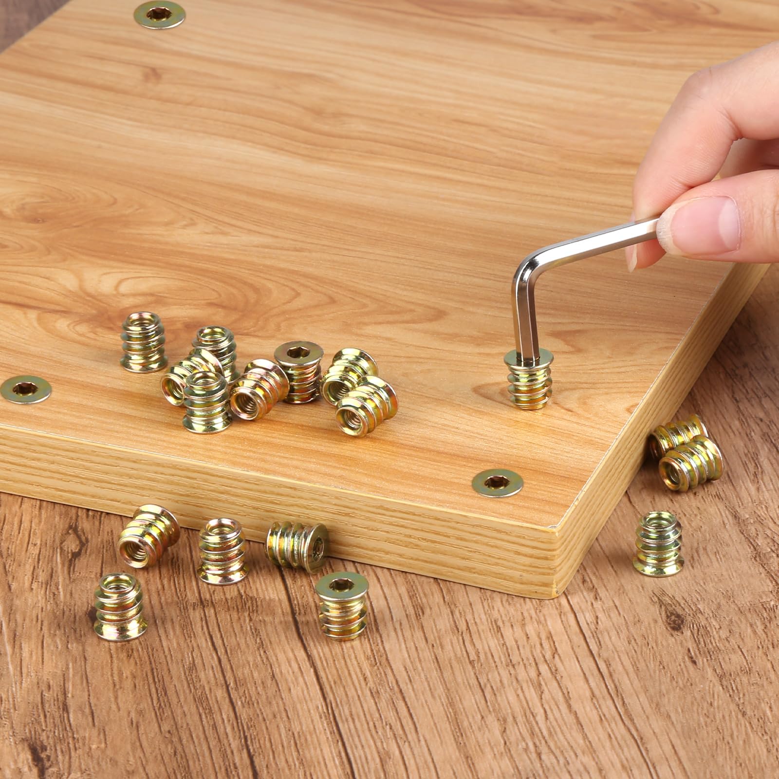 50 Pezzi Boccole Filettate per Legno, M4 x 10mm Inserti Filettati per Legno con Chiave Esagonale, Inserto Filettato in Acciaio Al Carbonio Zincato, Rivetti Filettatis per Mobili in Legnos Assortimento