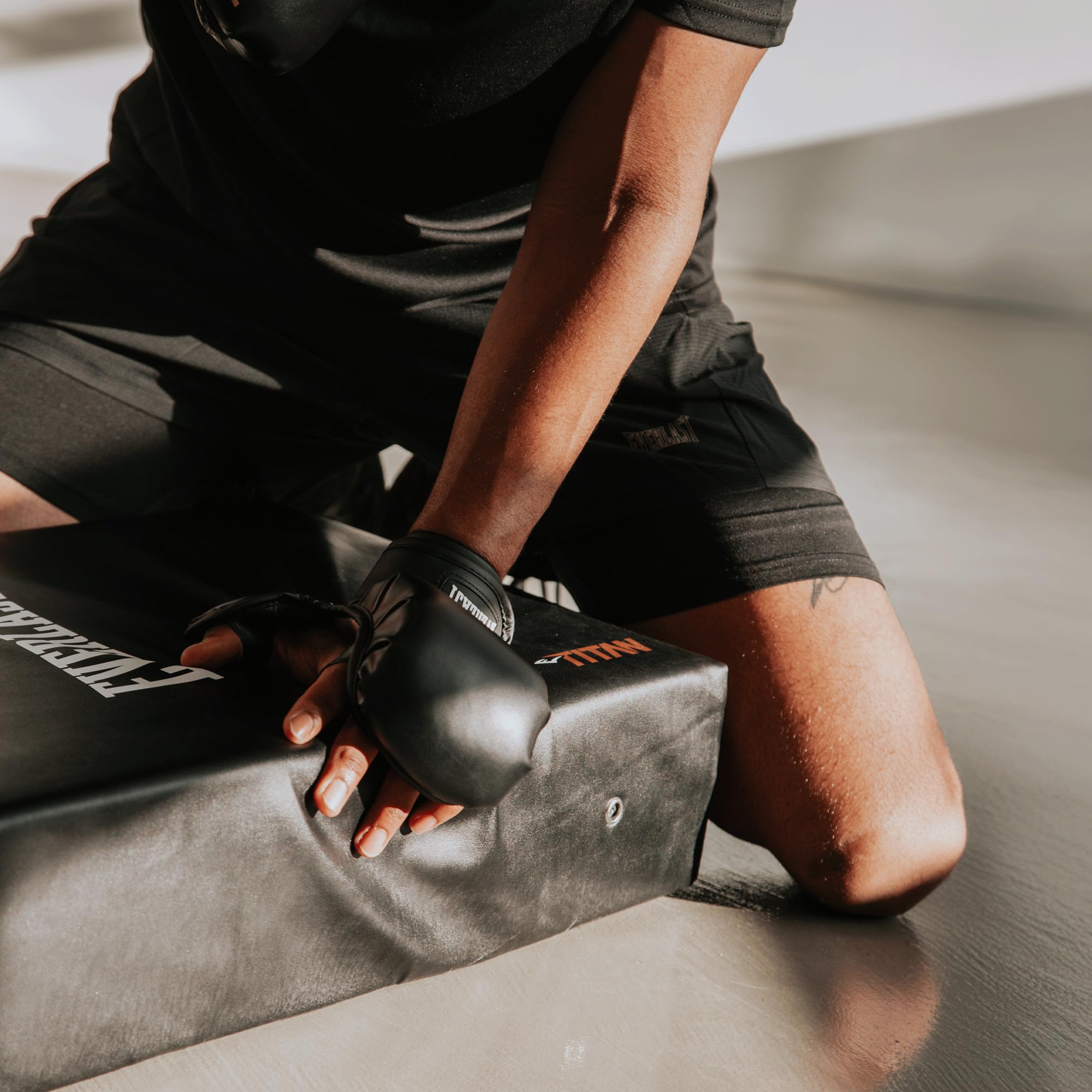 Everlast Titan Kick Shield, Bouclier da Calcio con Doppie Impugnature, Pad Curvo, Schiuma Alta Densità & Rilascio Pressione, MMA, Kickboxing e Arti Marziali - Everlast