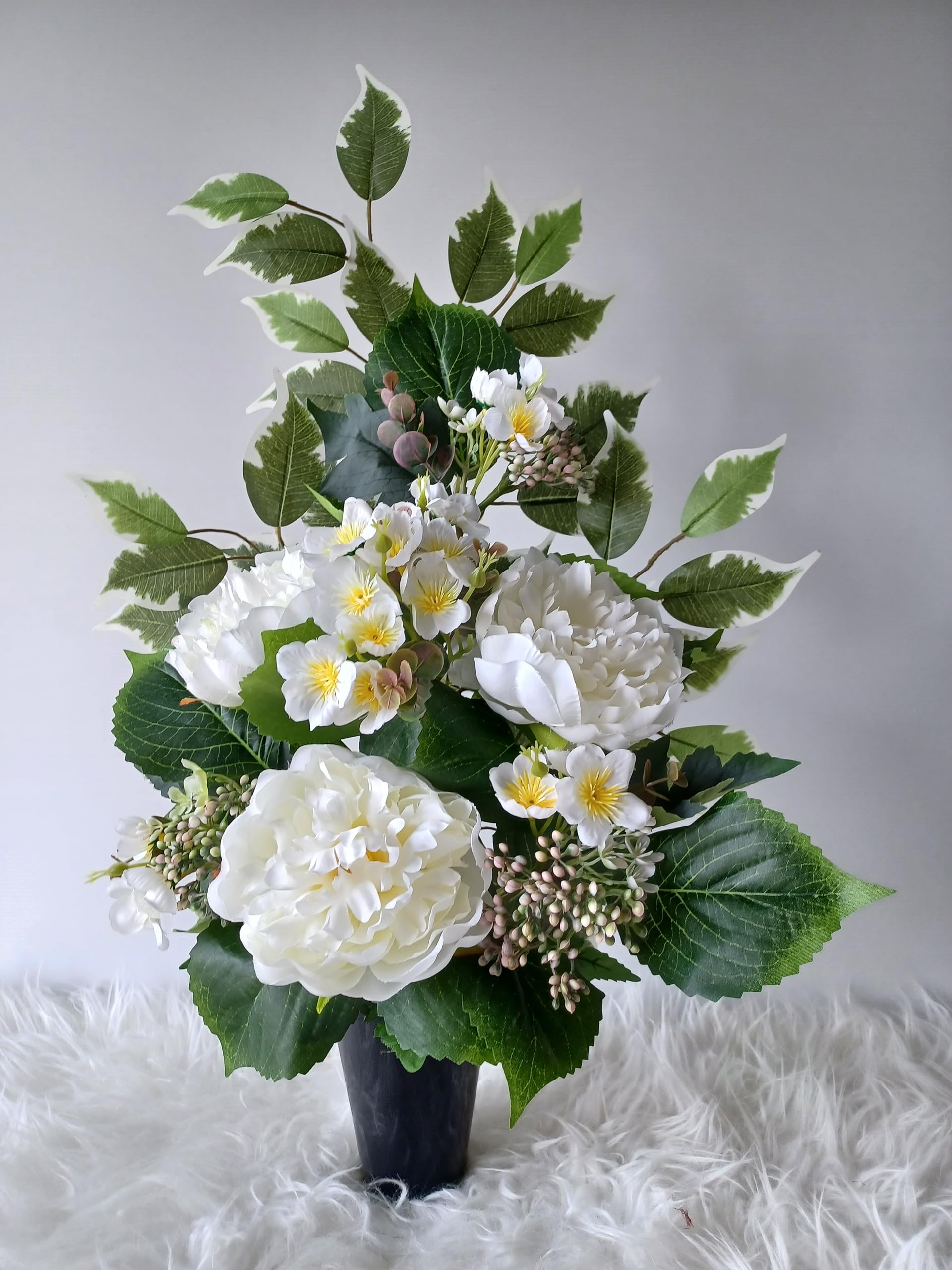 Composition de Fleurs Artificielles en Cône Lesté Ciment pour Une Parfaite Tenue à L' extérieur. Réalisé par nos Soins, Fleurs de Qualité.