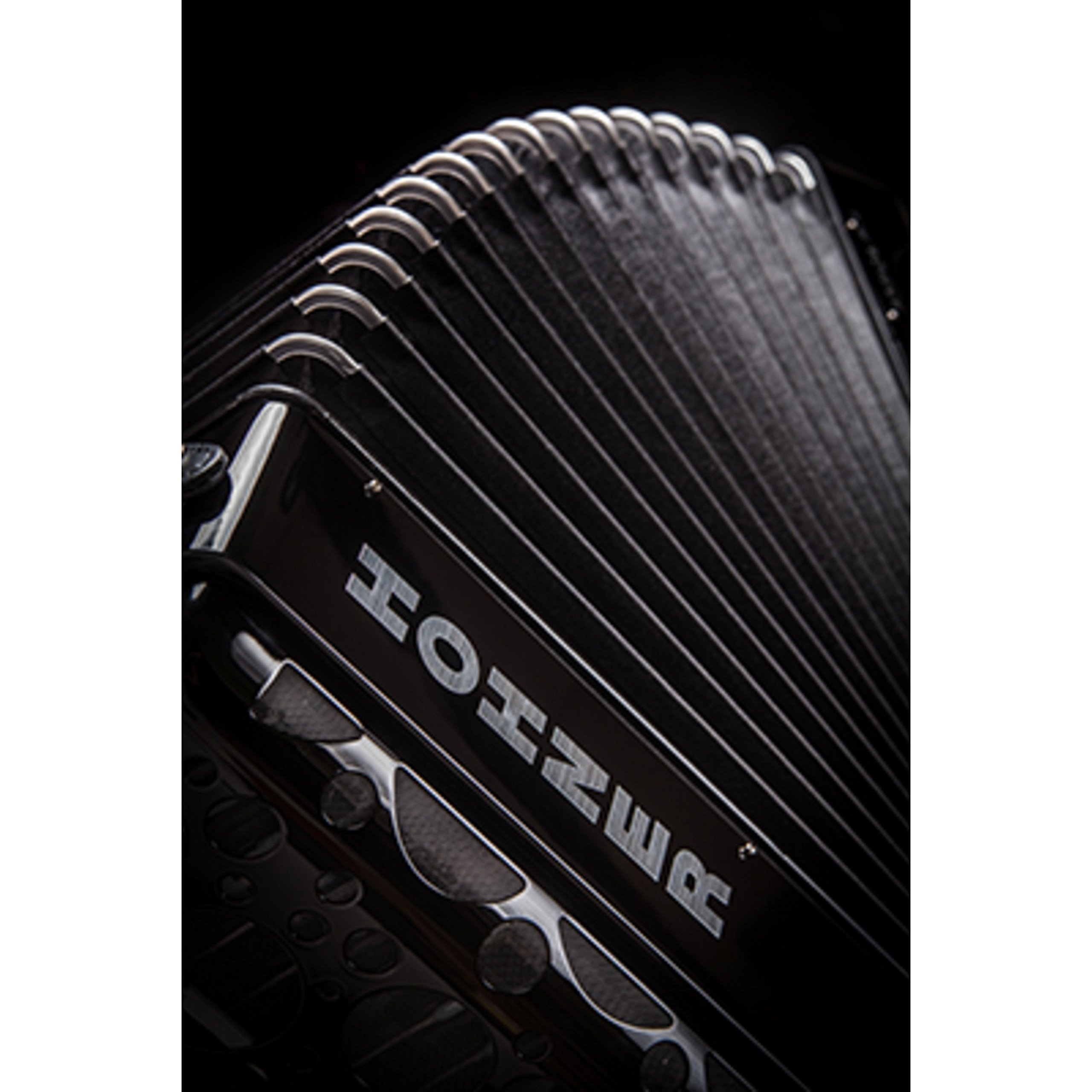 Hohner Amica III 72 Akordeon - 72 standardowe basy, 3 rejestry basowe, 4 chóry basowe, 3 chóry, 34 klawisze fortepianowe, 5 barw dźwięku, 5 rejestrów, czarny, z paskiem i torbą