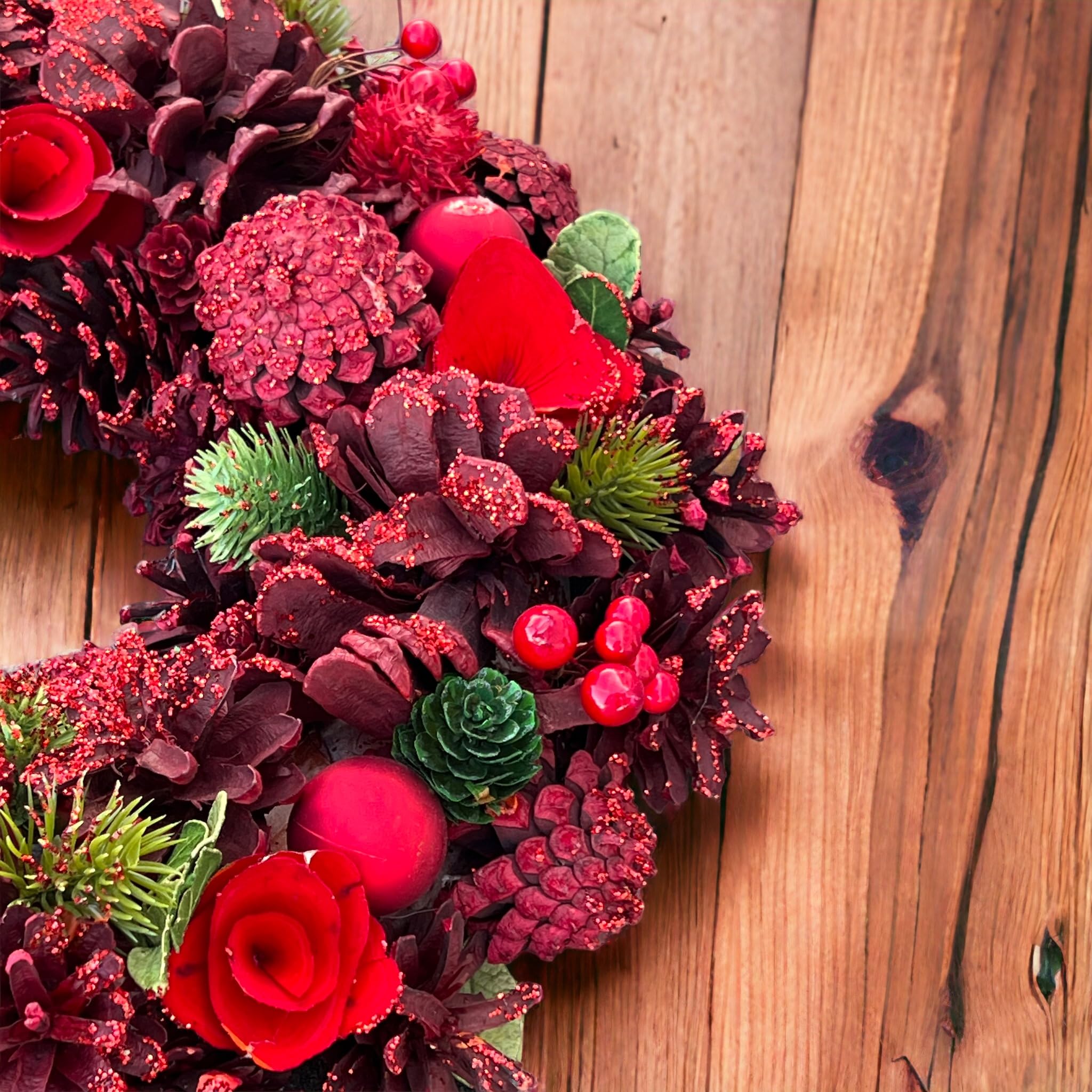 MIJOMA Corona de Navidad con piñas, bonita decoración invernal para pared y puerta, corona de Adviento hecha a mano con piñas, abeto artificial y bayas (rojo/verde)