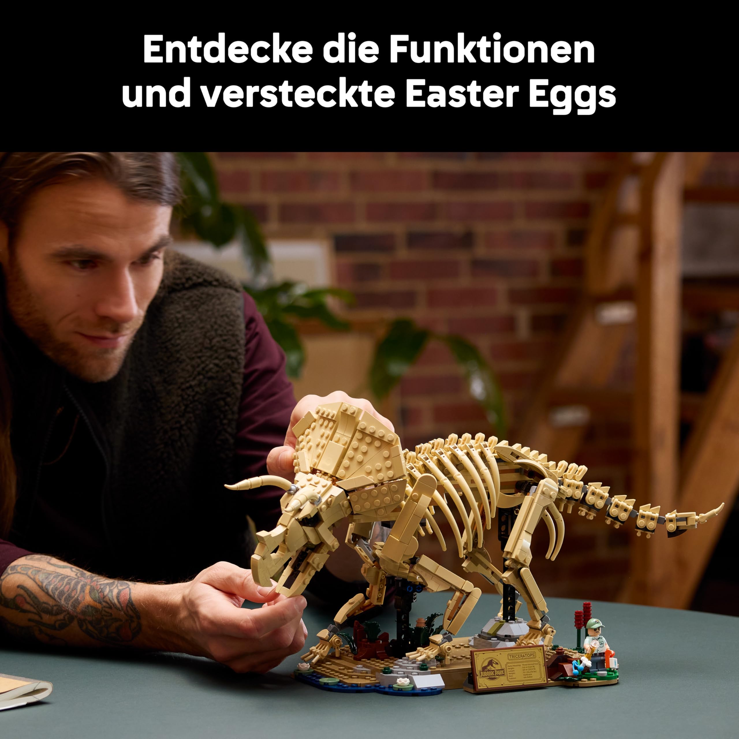 LEGO Jurassic World Dinosaurier-Fossilien: Triceratops - Modellbau für Erwachsene mit der Minifigur Dr. Gerry Harding - DIY Deko fürs Regal - Geschenkidee für Jurassic Park Fans - 77985