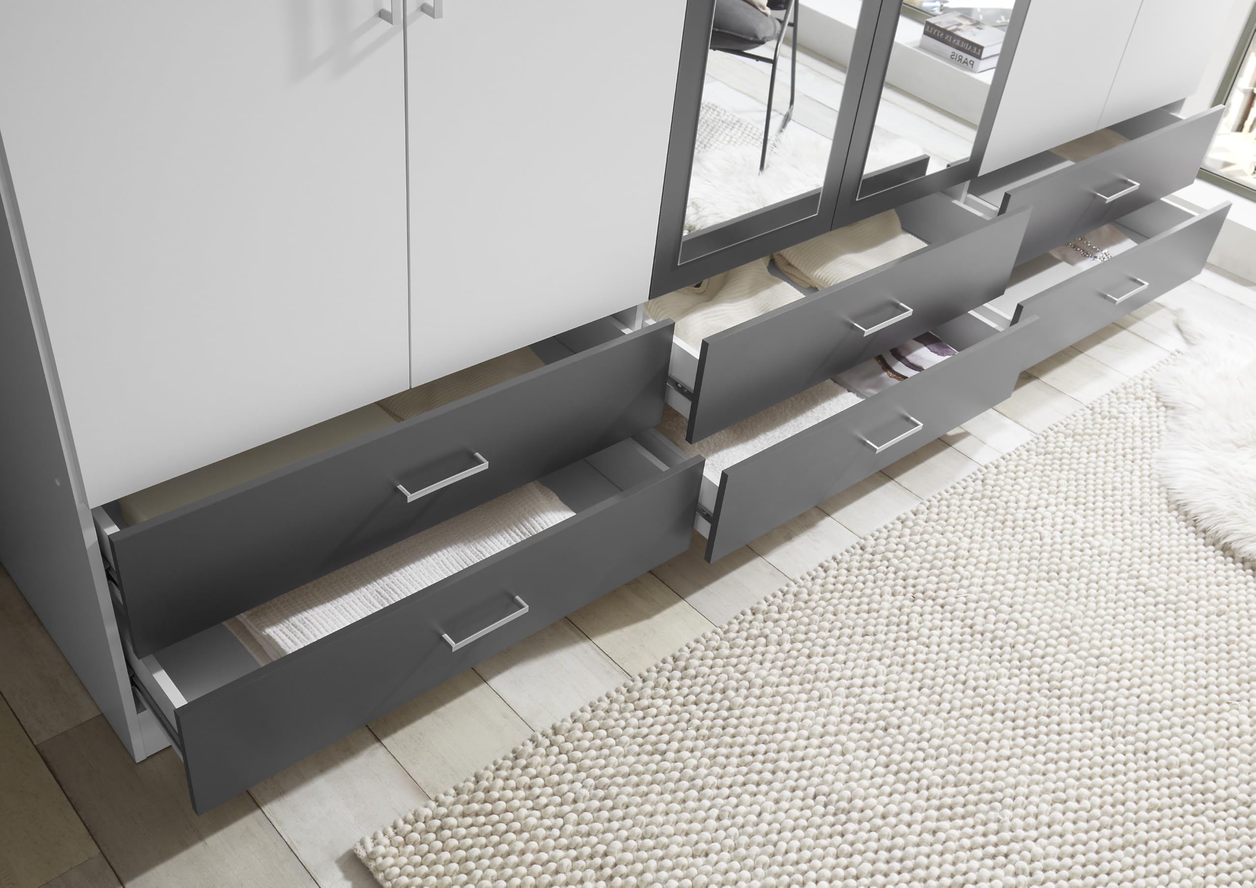 AVANTI TRENDSTORE Lambrugo - Armadio a 6 ante battenti, di cui 2 con specchio e 6 cassetti, in legno laminato di colore bianco/grafite. Misure ca. LAP 272x211x55 cm.