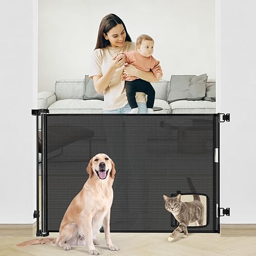 Puerta retráctil para bebé con puerta para gatos (55 pulgadas de ancho x 35 pulgadas de alto), puerta retráctil para perros con puerta para