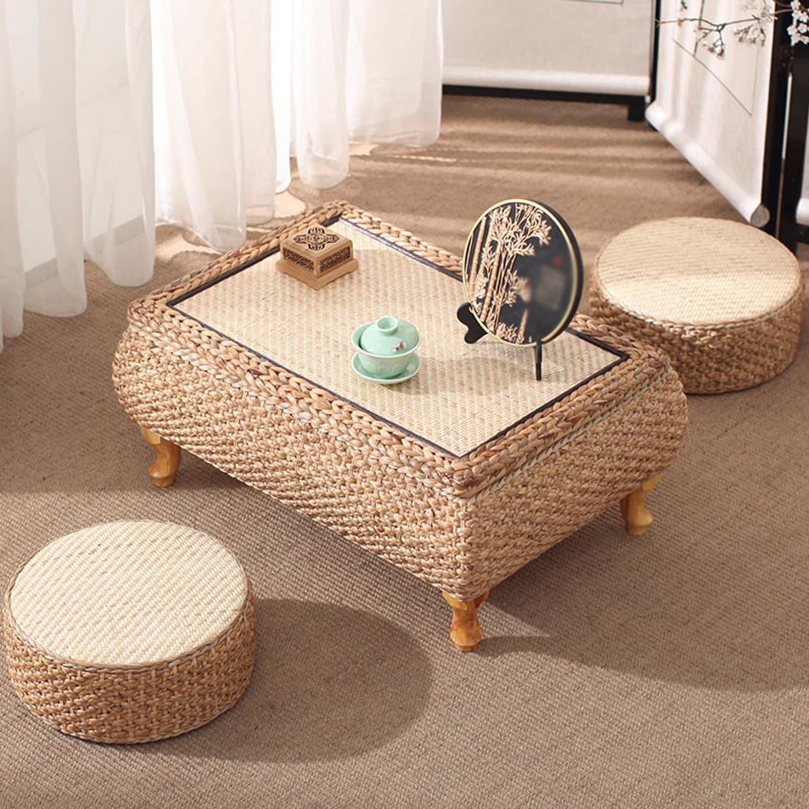 Table basse en rotin pour une décoration de salon chaleureuse