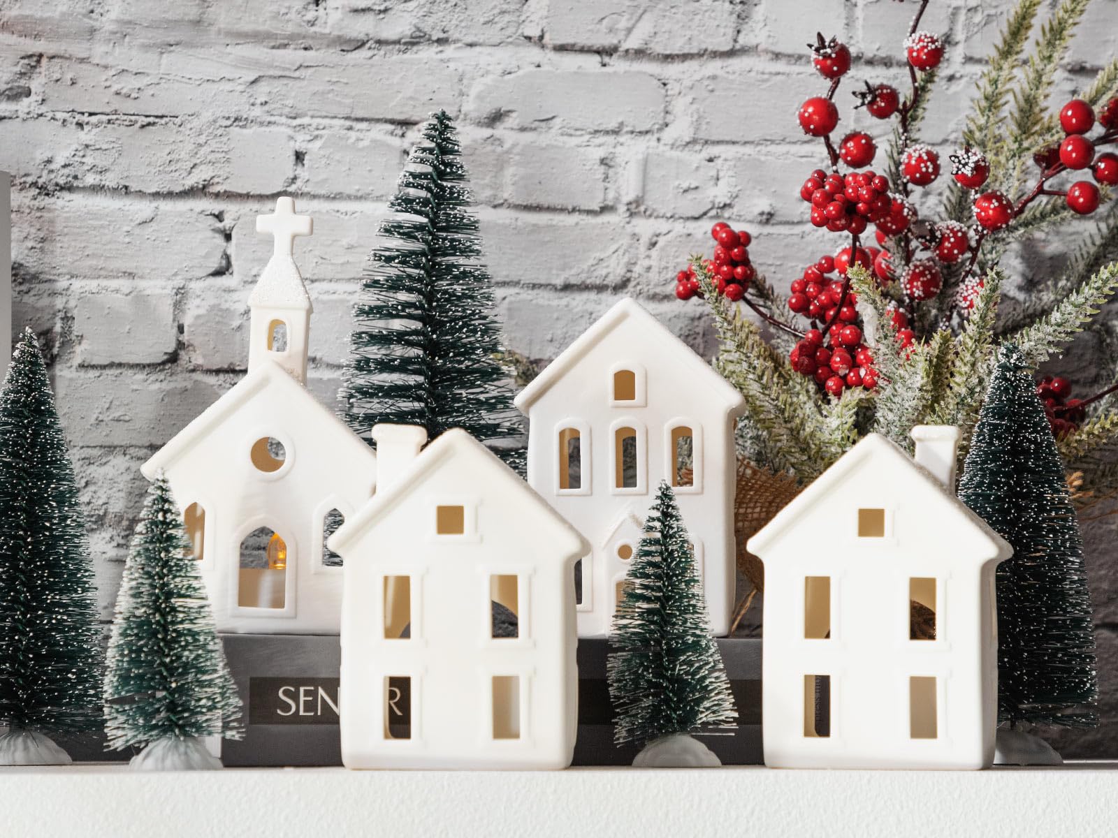 Lot de 9 figurines de village de Noël – 4 maisons éclairées en céramique avec télécommande et 5 arbres – Décorations de Noël d'intérieur – Décoration rustique pour maison, table et chambre –