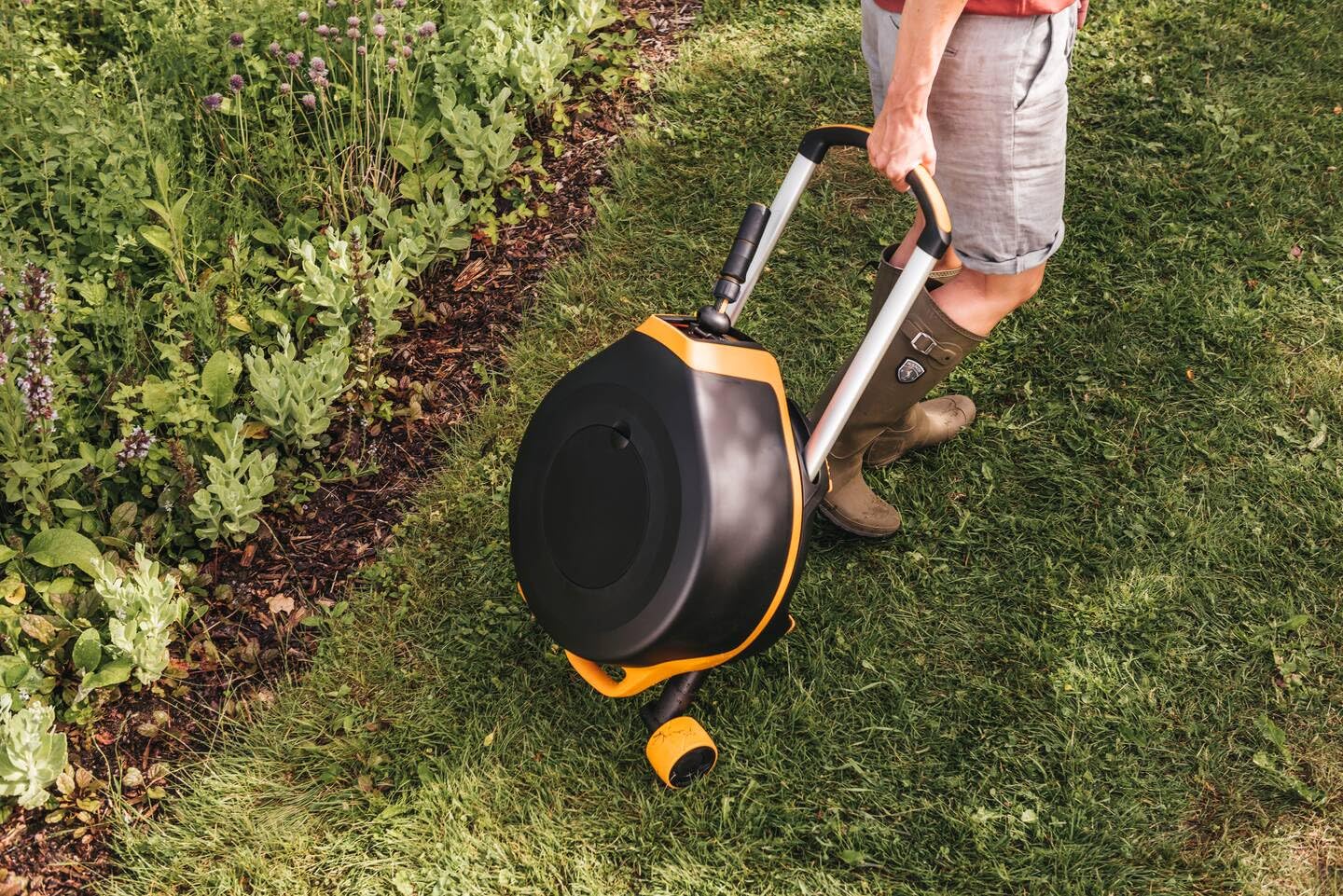 Fiskars Waterwheel XL mit Rädern, All-Inclusive-Bewässerungs-Set, 27 m Gesamtreichweite, Automatisches Aufrollen, Gartenschlauch in Universalgröße (Ø 13 mm), Universal-Hahnverbinder, X-series, 1067548