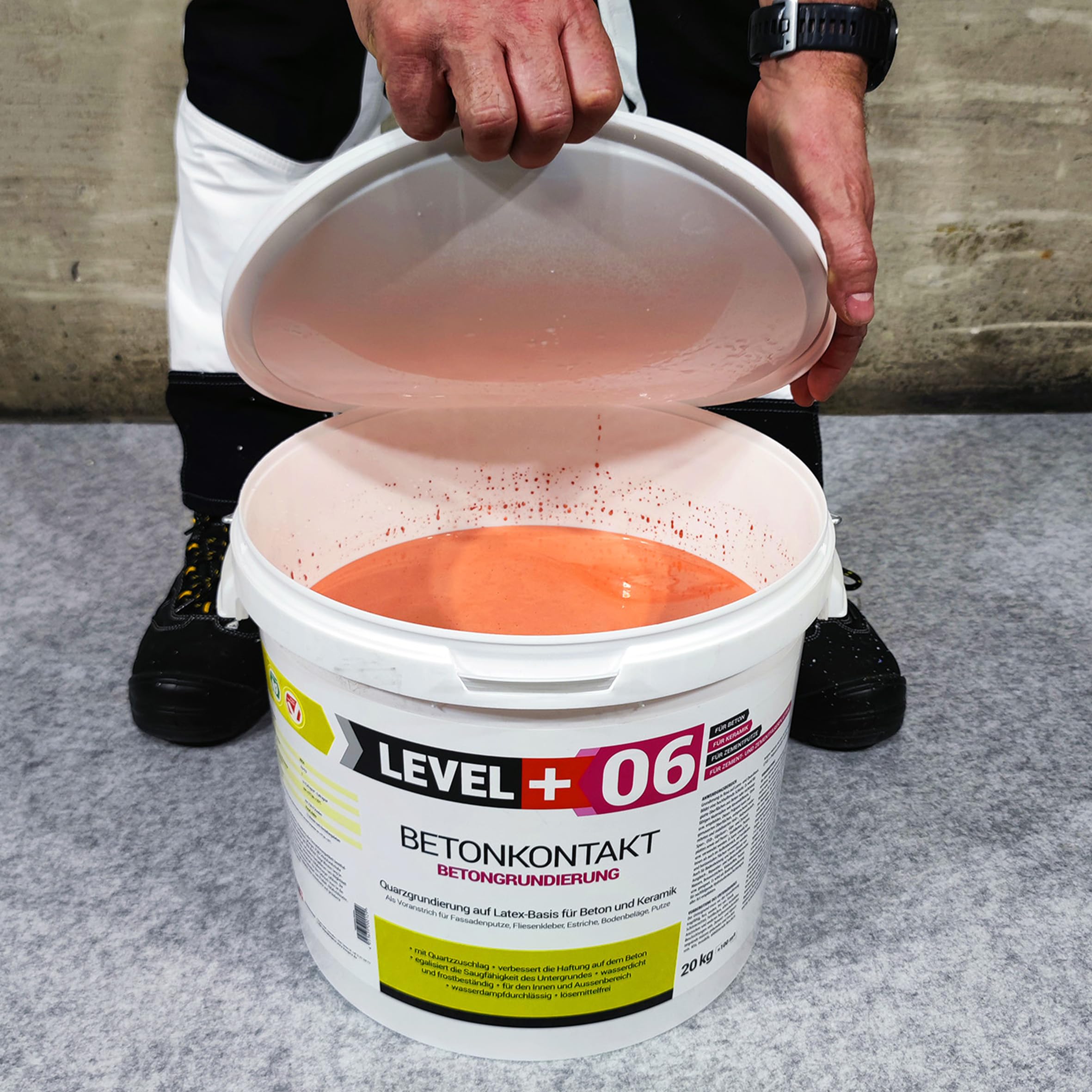 06 Betonkontakt Haftgrund mit Quarzsand für Beton & Keramik - Putzgrund und Haftbrücke für Innen & Außen - Grundierung für saugende und schwach saugende Untergründe - 20kg & Farbroller 25cm