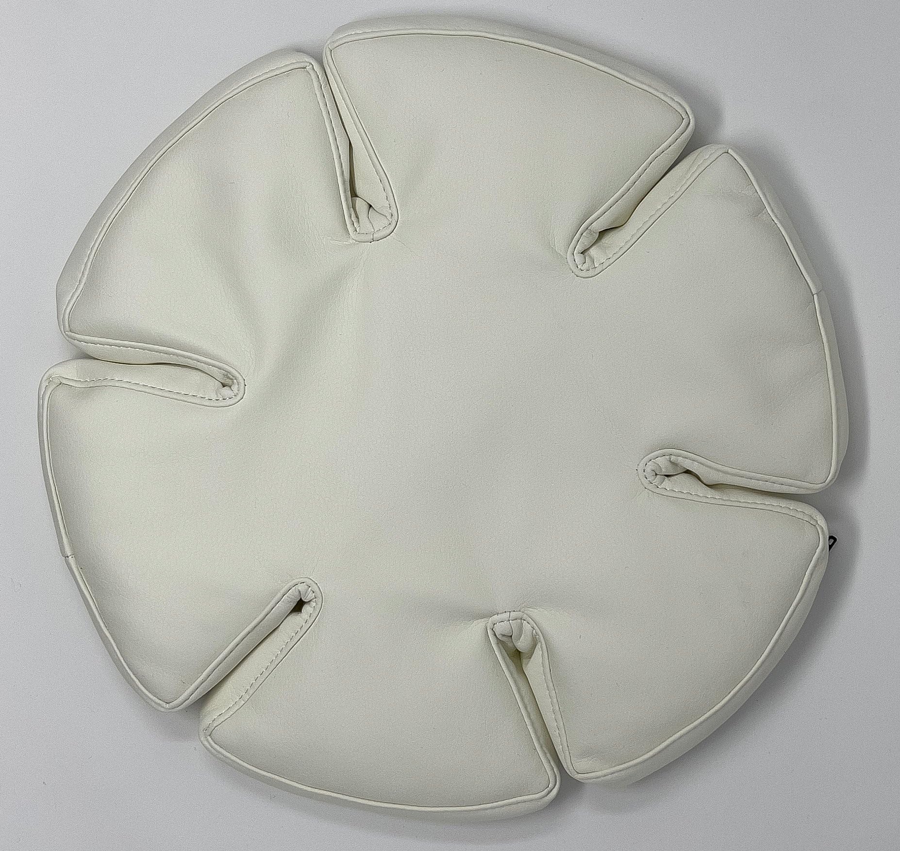 Glass Anchor: el lindo soporte para copas de vino para paseos en bote, picnics y campamentos. Cuero gris. Espacio para 6 vasos. No se necesitan fijaciones. ¡Detén los derrames!