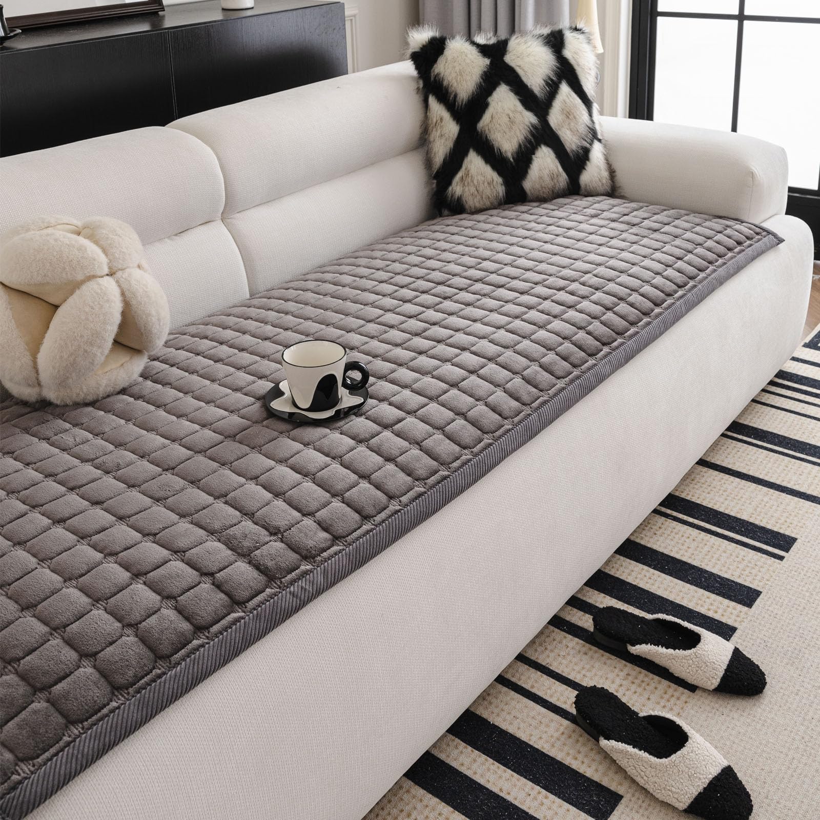 QHAIYYBF Couch Covers Soft Plush Sofa Cover 3 Seater Super Soft Stylish Couch Covers for Dogs Pets Cats Non Slip Sofa Slipcover for Living Room Furniture Protector