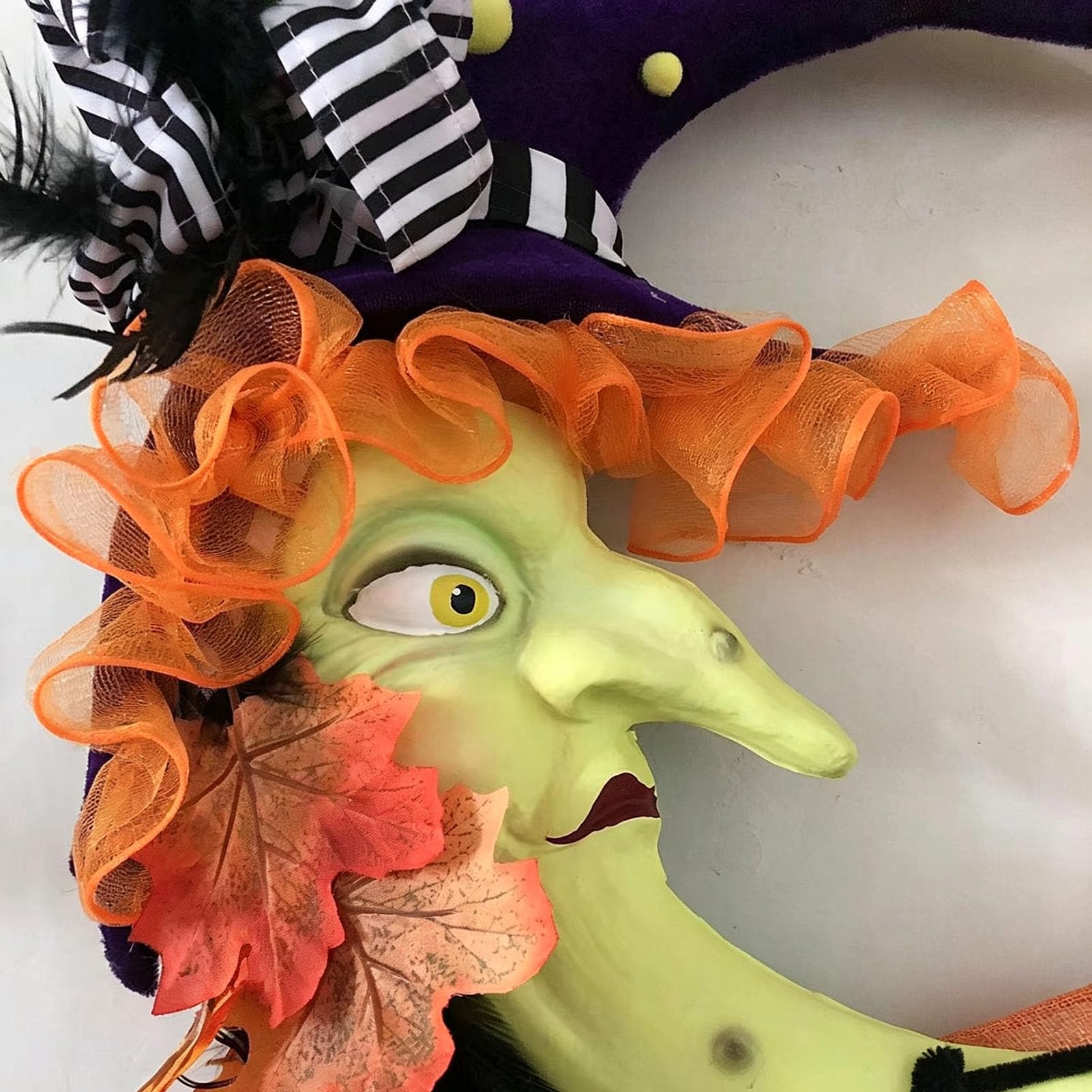 Wiszący Wieniec Drzwiowy Halloween z Figurą Wiedźmy na Przedni Ganku