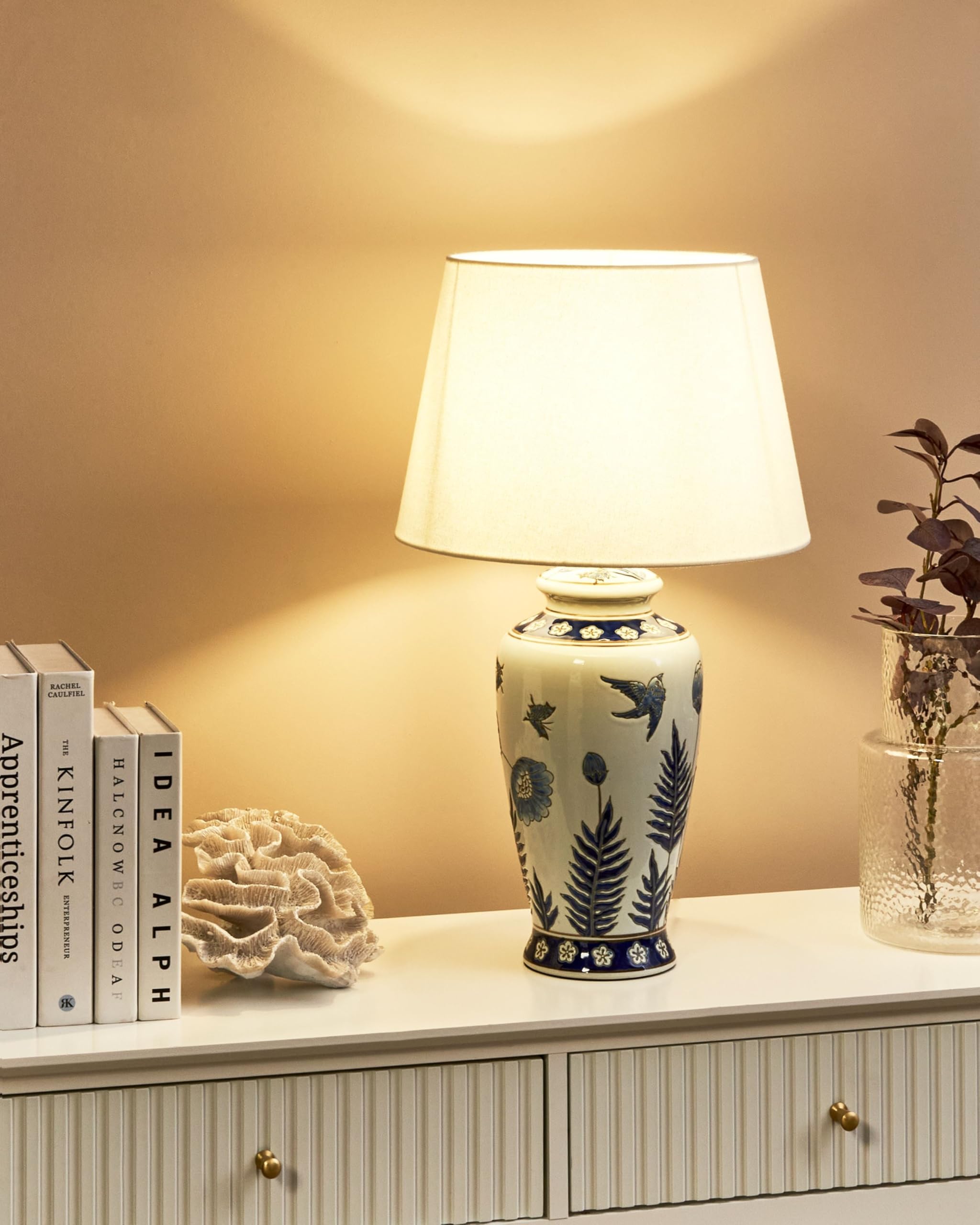 Beliani Stilvolle Tischlampe mit einem floralen Patten Porzellansockel Leinen Trommelschirm Beleuchtung Weiß und Blau Bijela