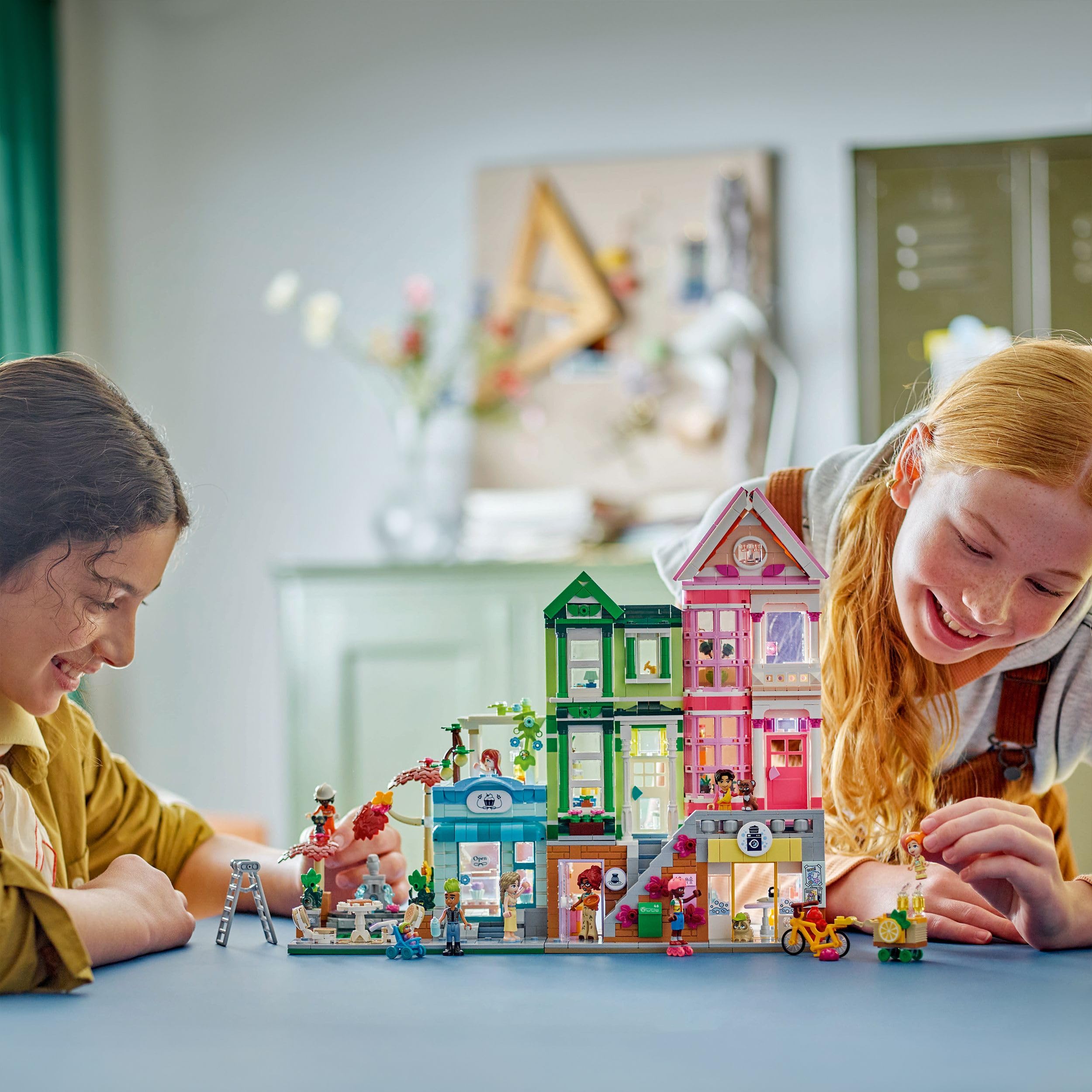 LEGO Friends Heartlake City Wohn- und Einkaufsstraße, Bauset für Rollenspiele mit 9 Charakteren (darunter 7 Minifiguren) und 3 Katzen, Geschenk für Mädchen und Jugendliche, Spielzeughaus 42670