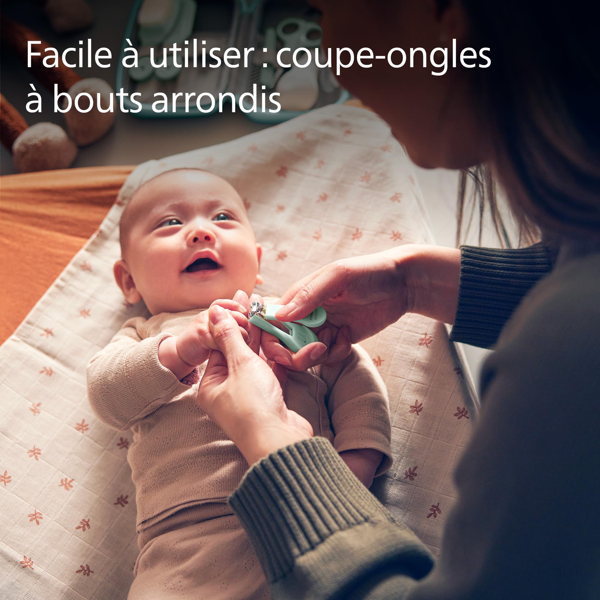 Philips Avent Kit de puériculture - Produits de puériculture avec 9 accessoires : coupe-ongles, ciseaux, 3 limes à ongles, peigne, brosse à cheveux, mouche-bébé, doigtier brosse à dents, SCH401/00