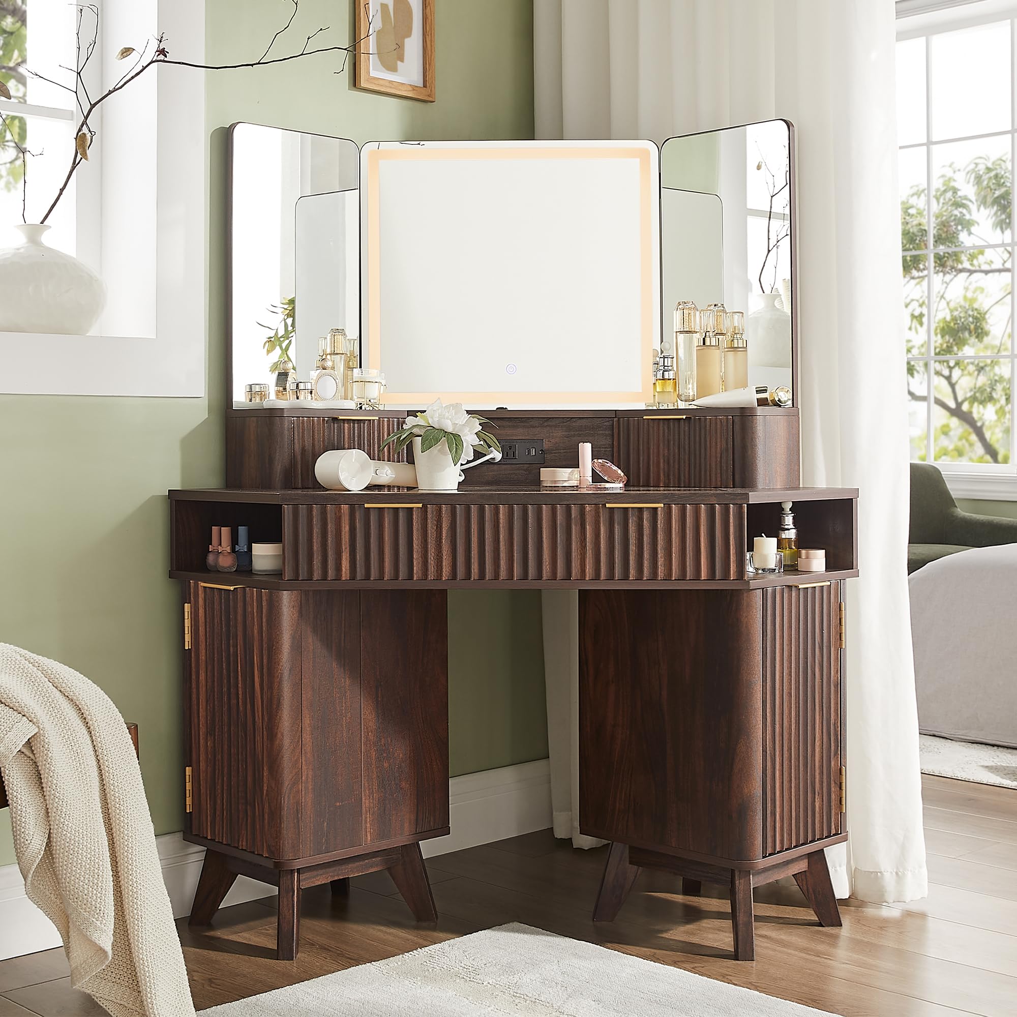Schminktisch mit Rillenoptik, 3-Wege-Spiegel & Beleuchtung, 122 cm Eck-Kosmetiktisch mit Glasplatte, 3 Schubladen, Stauraum & Ladestation, Dunkel-Walnuss