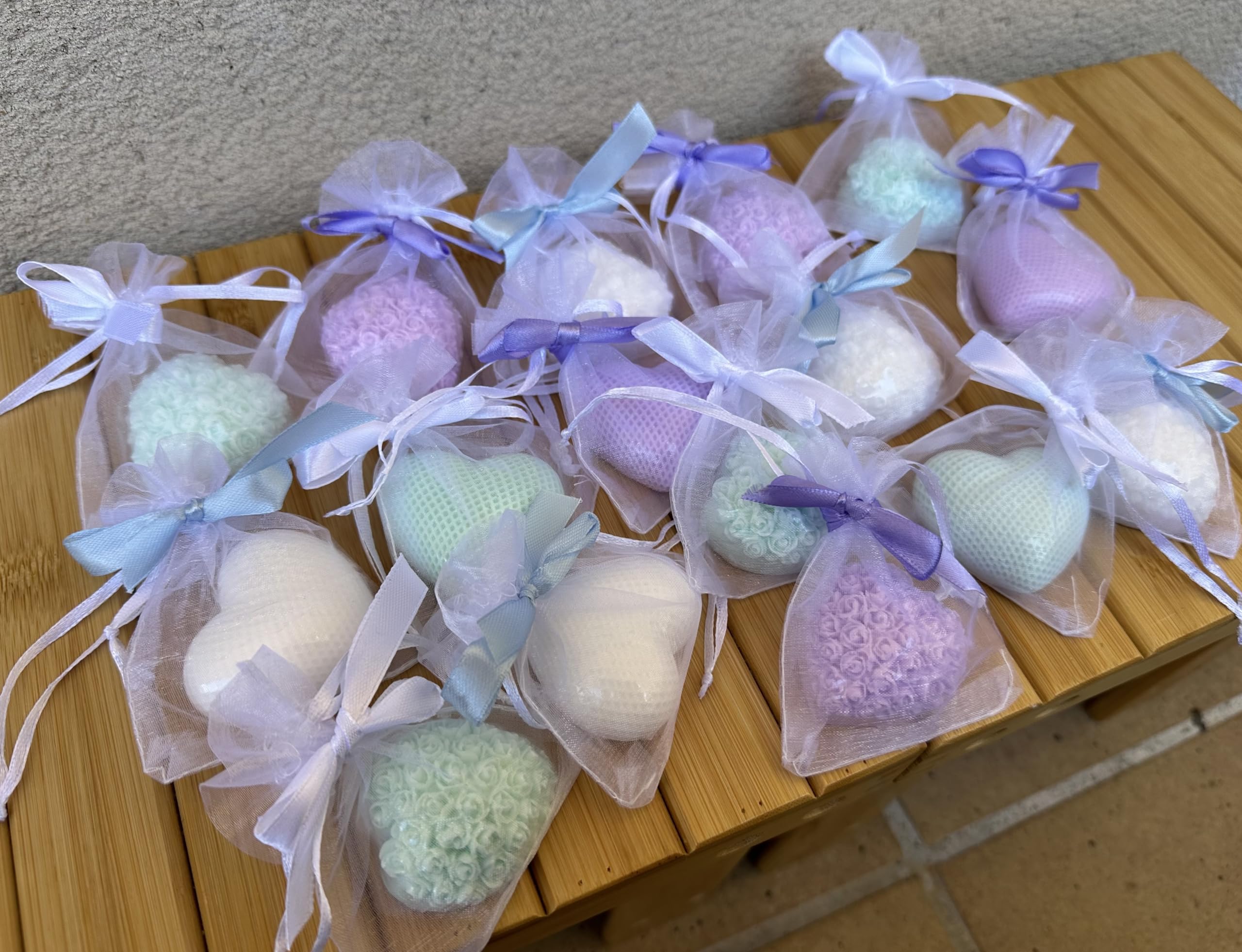 16 jabones de glicerina artesanales en Forma de corazón, en Tonos Pasteles y Aromas a Fresa, Lavanda y fresias. Souvenirs o aromatizantes hogar. Cada corazón en bolsita de Organza.