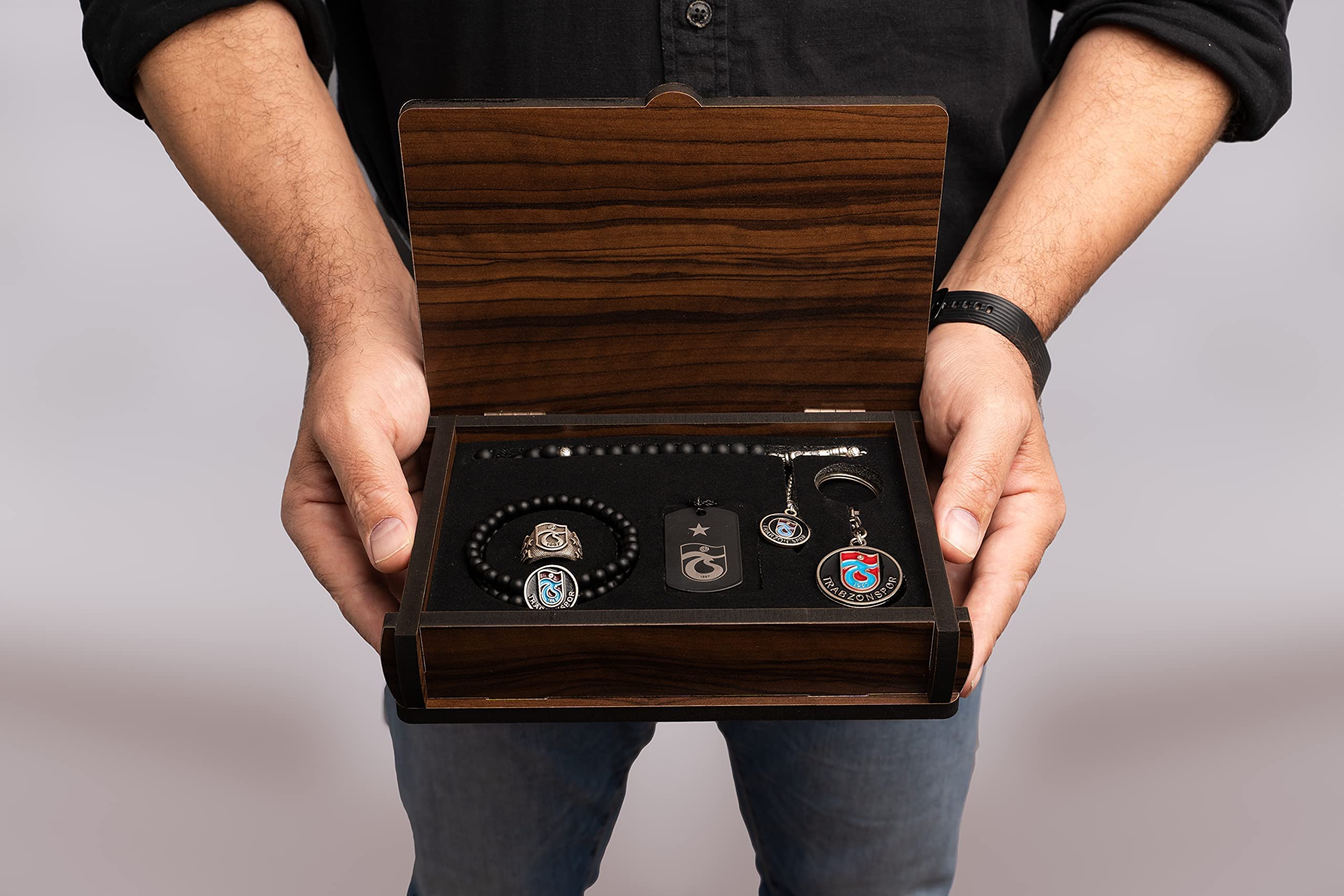 Remi Bijou Gök-Türk Handgemachte Schatulle mit Schmuck Set 'Trabzonspor' für Herren: Set aus Halskette, Ring, Armband, Gebetskette - Tesbih, Schlüsselanhänger