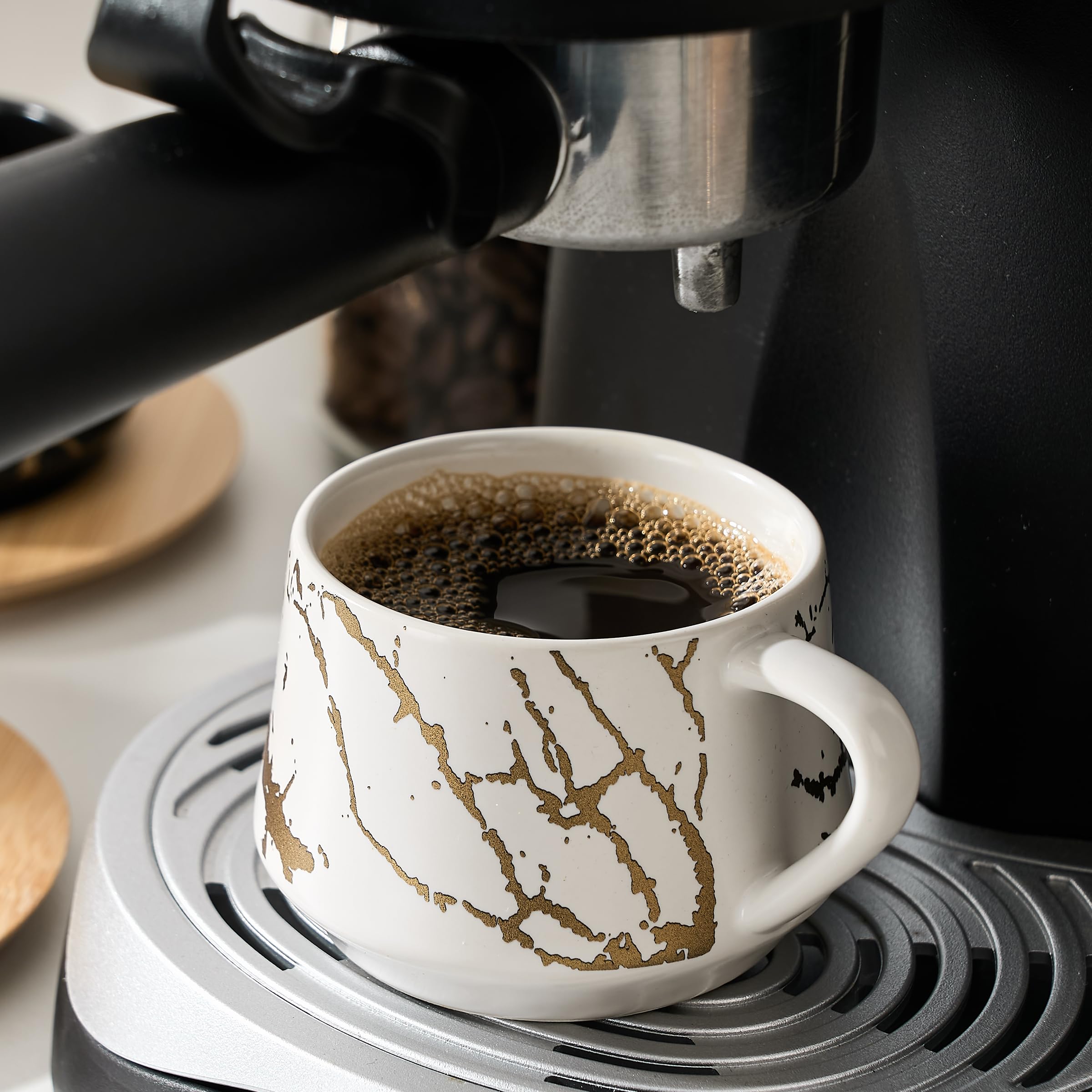 PORCER Juego de tazas de café de cerámica y platillos de madera con soporte dorado de metal, elegante diseño de mármol, tazas apilables para cappuccino, expreso, bebidas de café especializadas, latte