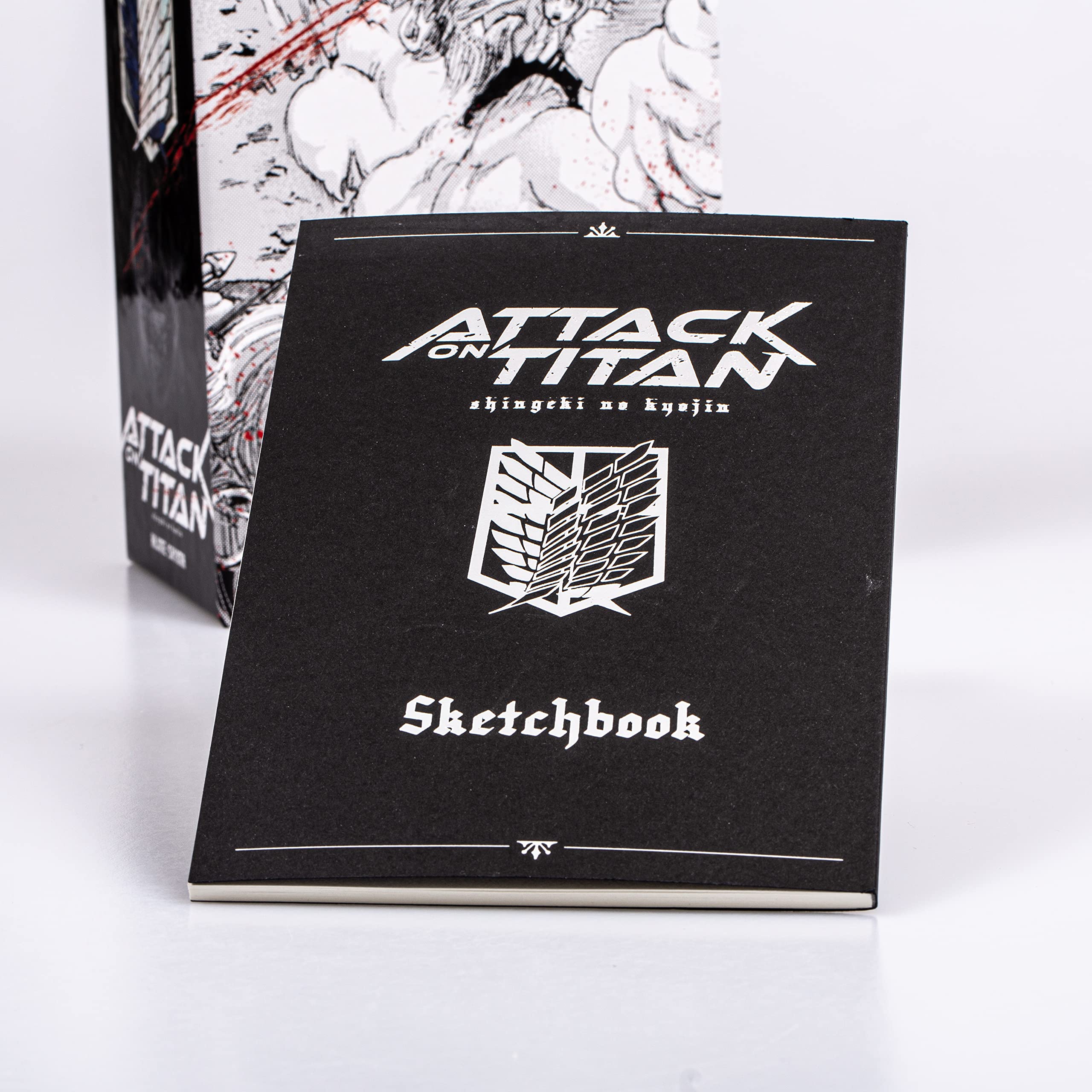 Attack on Titan, Bände 26-30 im Sammelschuber mit Extra: Fantasy-Action-Manga ab 16 Jahren über den Kampf gegen menschenfressende Titanen