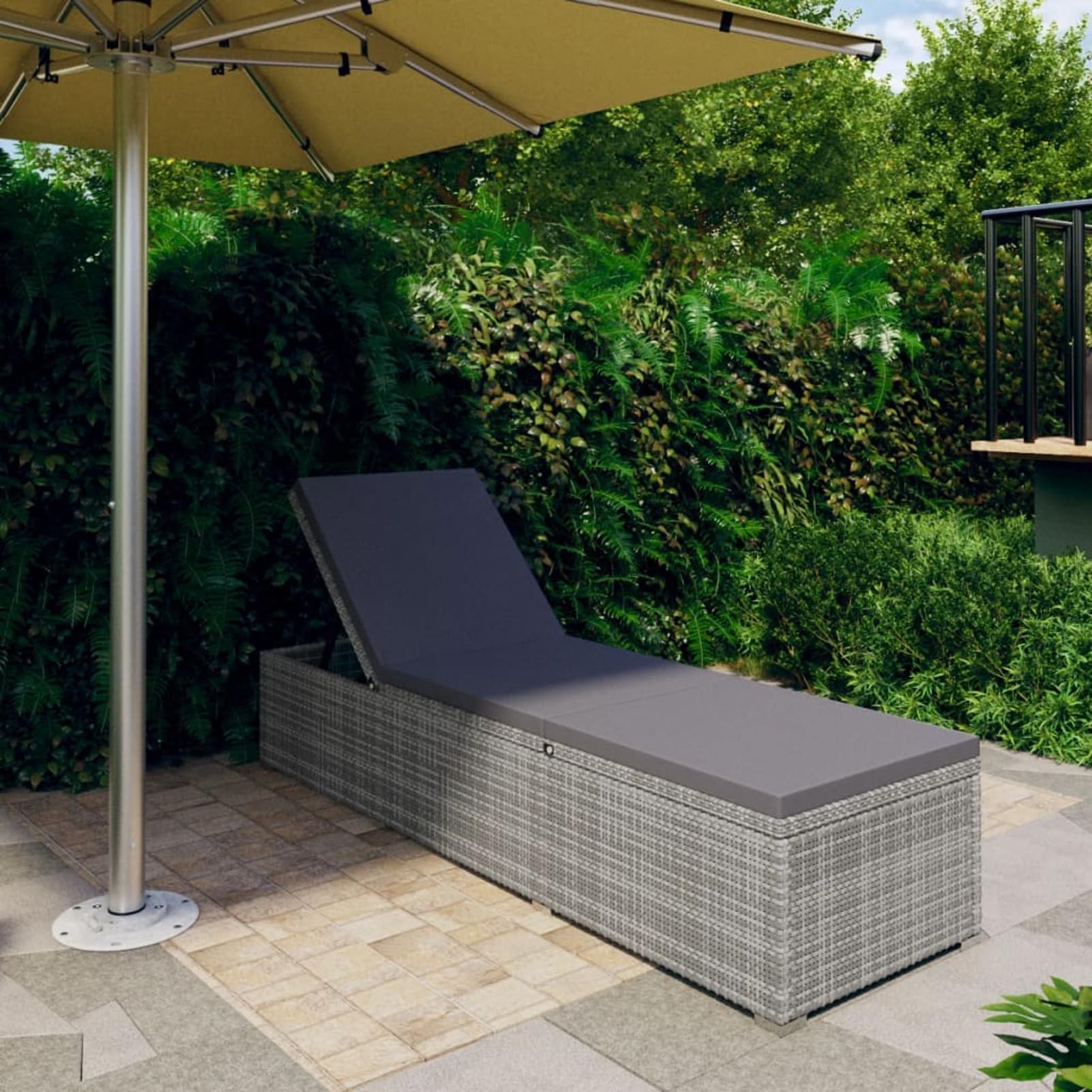 Chaise longue en résine tressée grise avec coussin pour le jardin