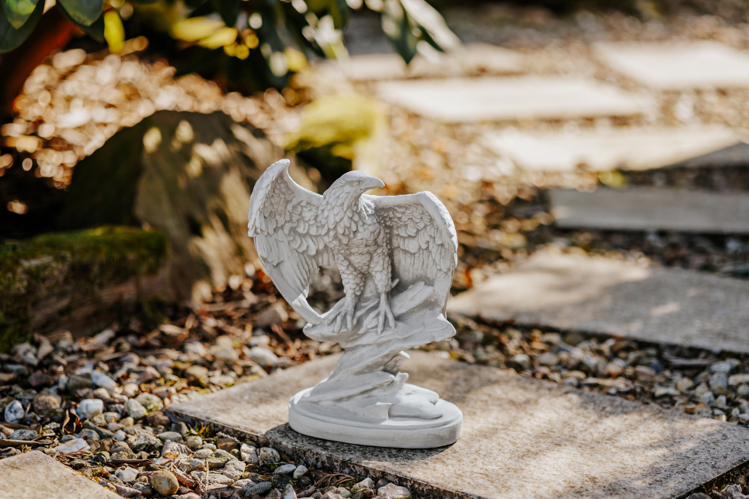 gartendekoparadies.de Steinfigur Adler auf Felsen, Grau, Weißbeton, 32 cm Höhe, 5 kg, Frostsicher, Gartendekoration, Raumdekoration