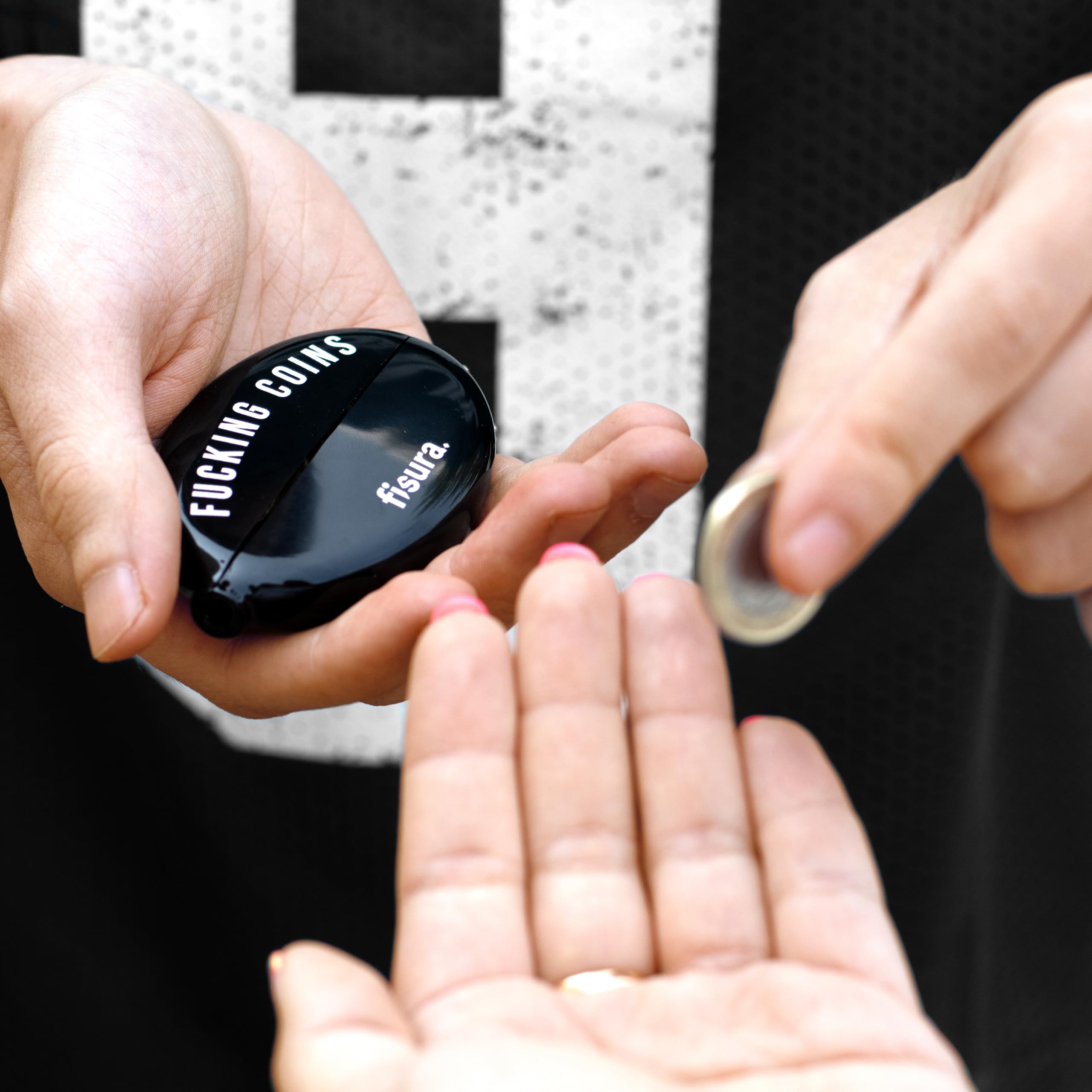 Fisura – Owalna portmonetka z gumy “F*cking coins” w kolorze czarnym. Retro portfel z łańcuszkiem, mały unisex portfel do kieszeni, idealny na prezent. 1 sztuka.
