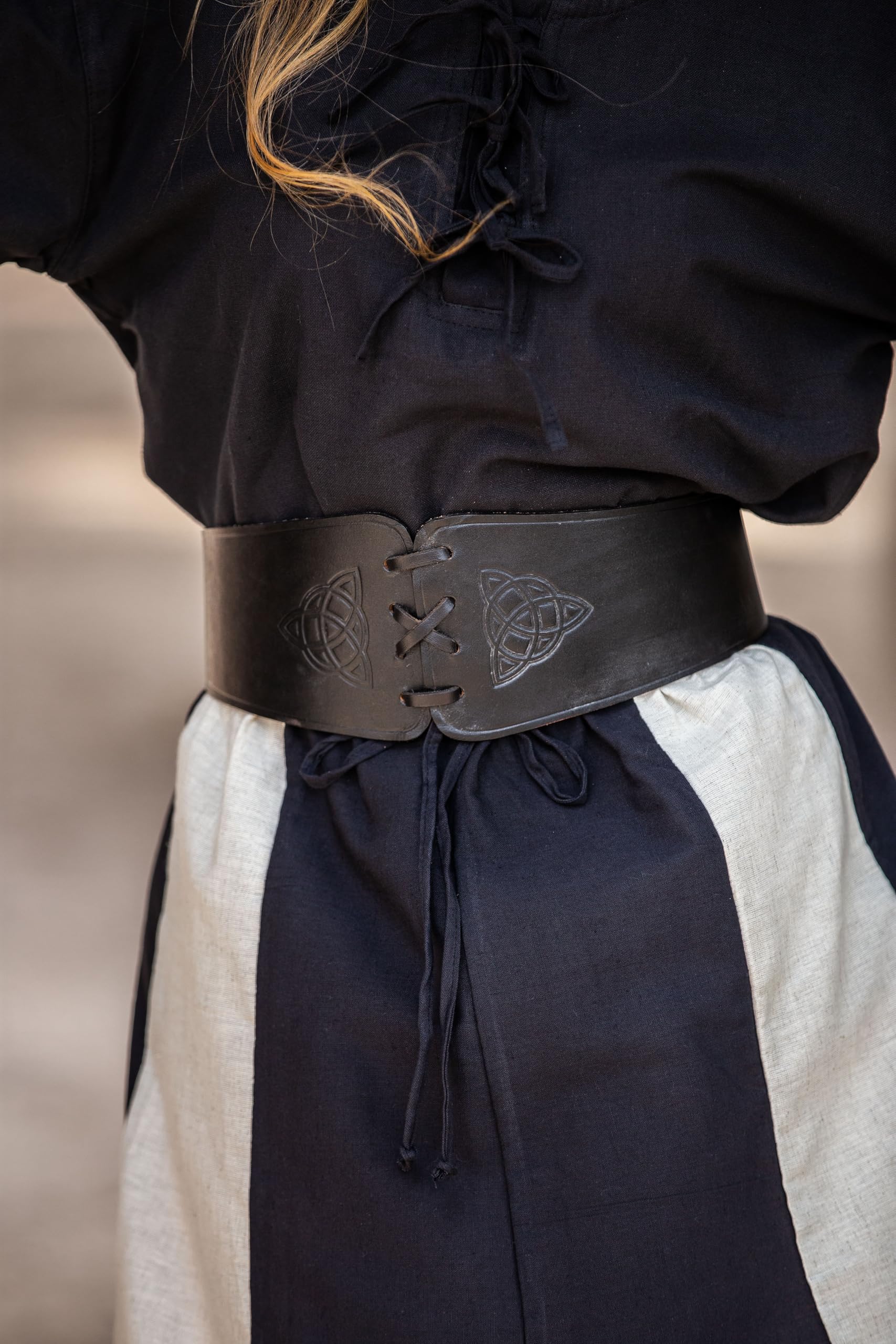 Leonardo Carbone® Mittelalter Miedergürtel Alana mit Triquetra - Ledergürtel Damen, Mittelalter Kleidung Damen, LARP, Karneval, Cosplay, Wikinger Hobbit Kostüme, Karneval - 100% Echtleder Schwarz