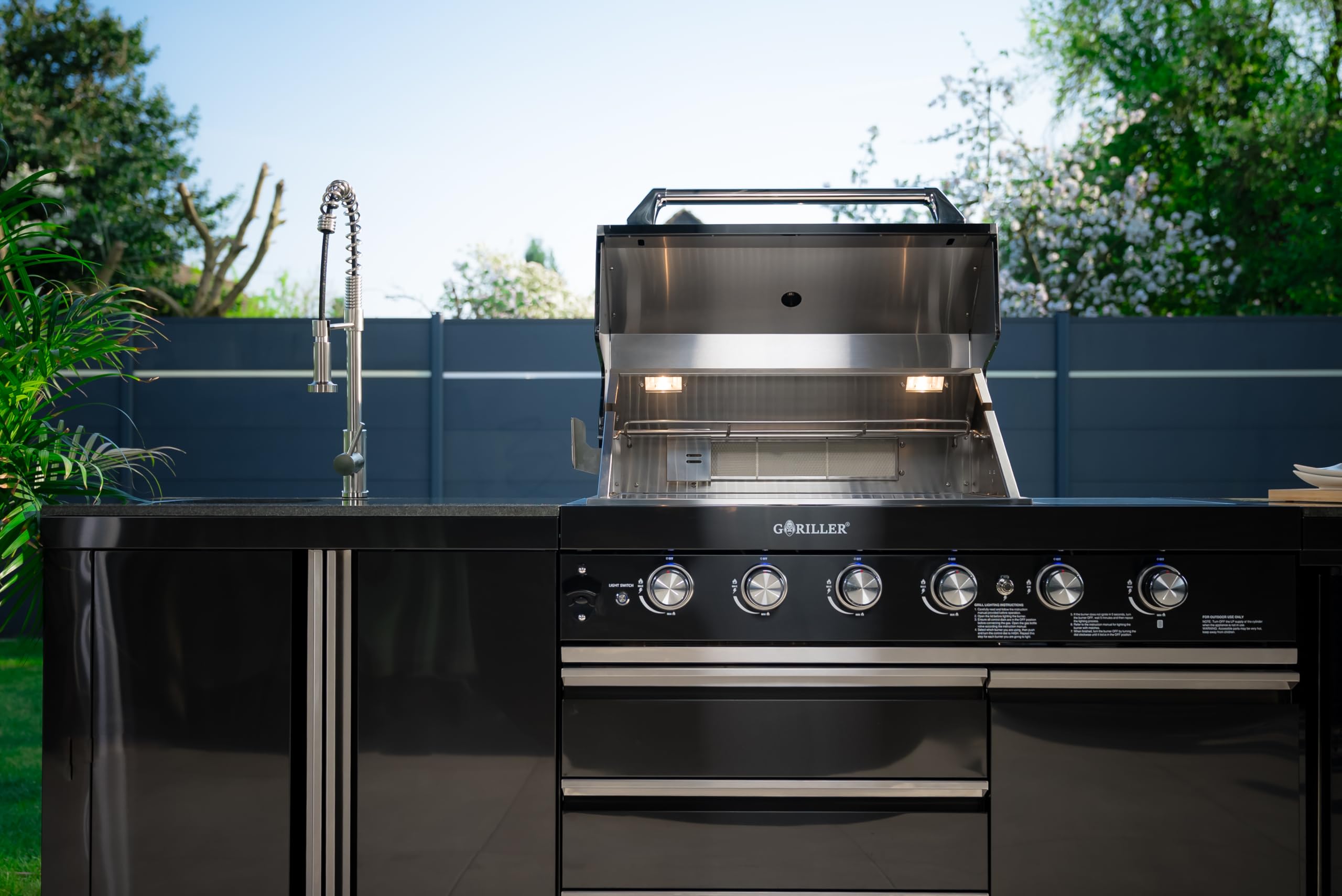 GORILLER® Selected Lite Cuisine d'extérieur en acier inoxydable avec réfrigérateur, unité d'évier, plan de travail, rôtissoire et housse de pluie, cuisine extérieure noire