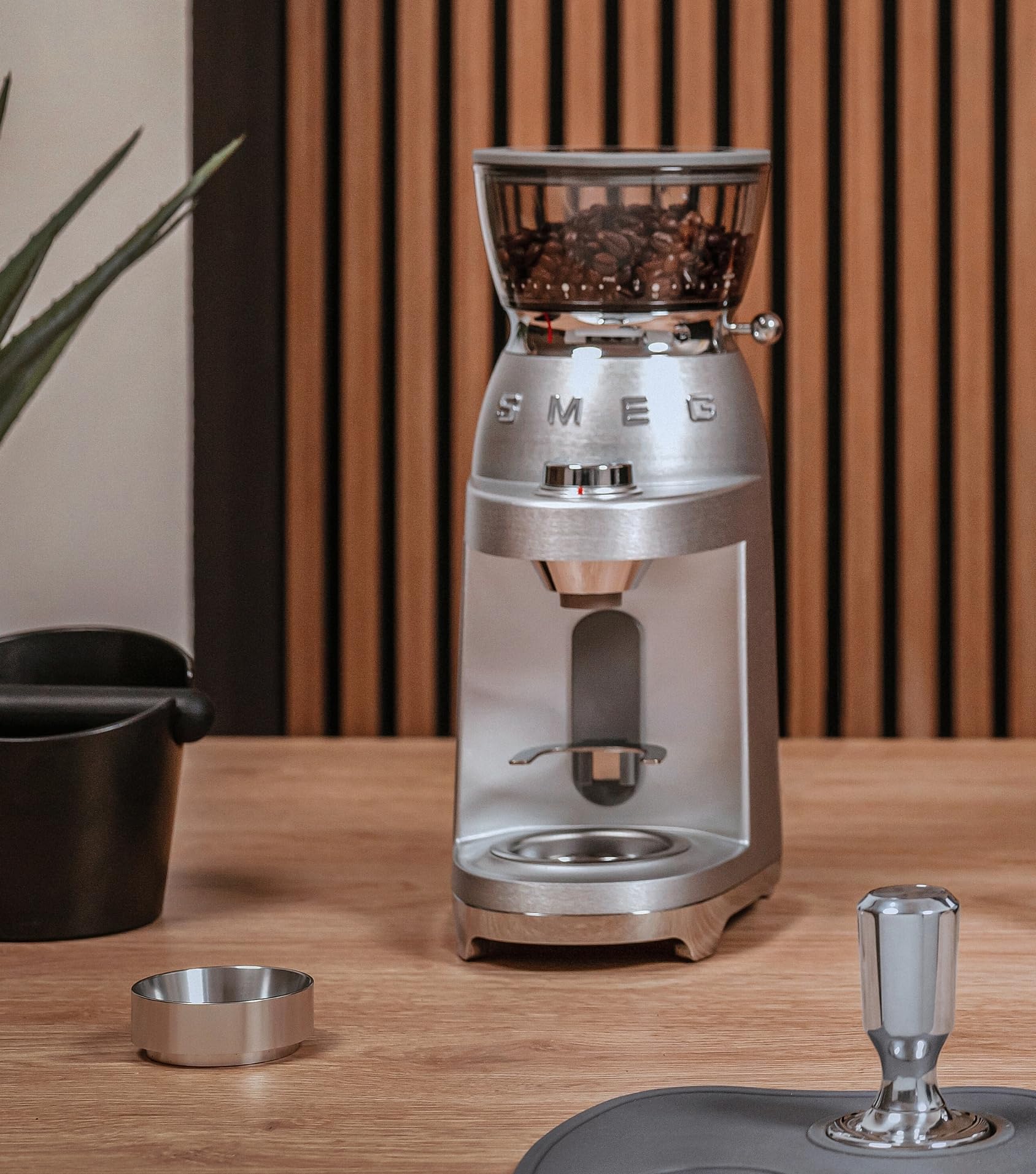 Smeg, Kaffeemühle CGF02SSEU, konisches Edelstahlmahlwerk, 50 Mahlgrad Einstellungen, 240 g Kaffeebohnenbehälter, Einzel- und Doppelkaffeefunktion, Antistatiksystem, 150W, Aluminium