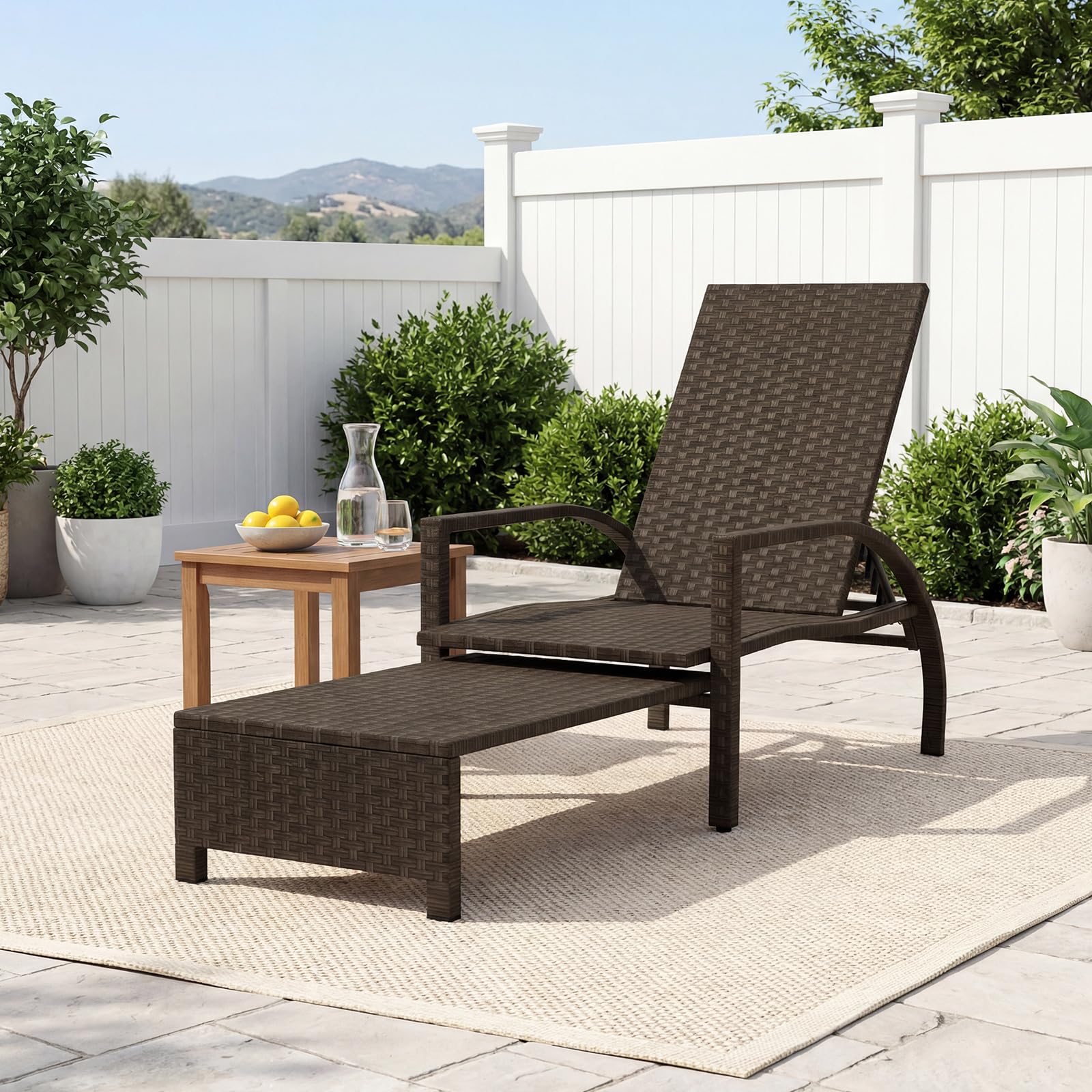 LIFEZEAL Sonnenliege wetterfest, Gartenliege mit 6-Fach Verstellbarer Hochlehne, Liegestuhl Rattan mit ausziehbarer Fußstütze & Armlehnen, Rattanliege bis 180 kg belastbar, Braun
