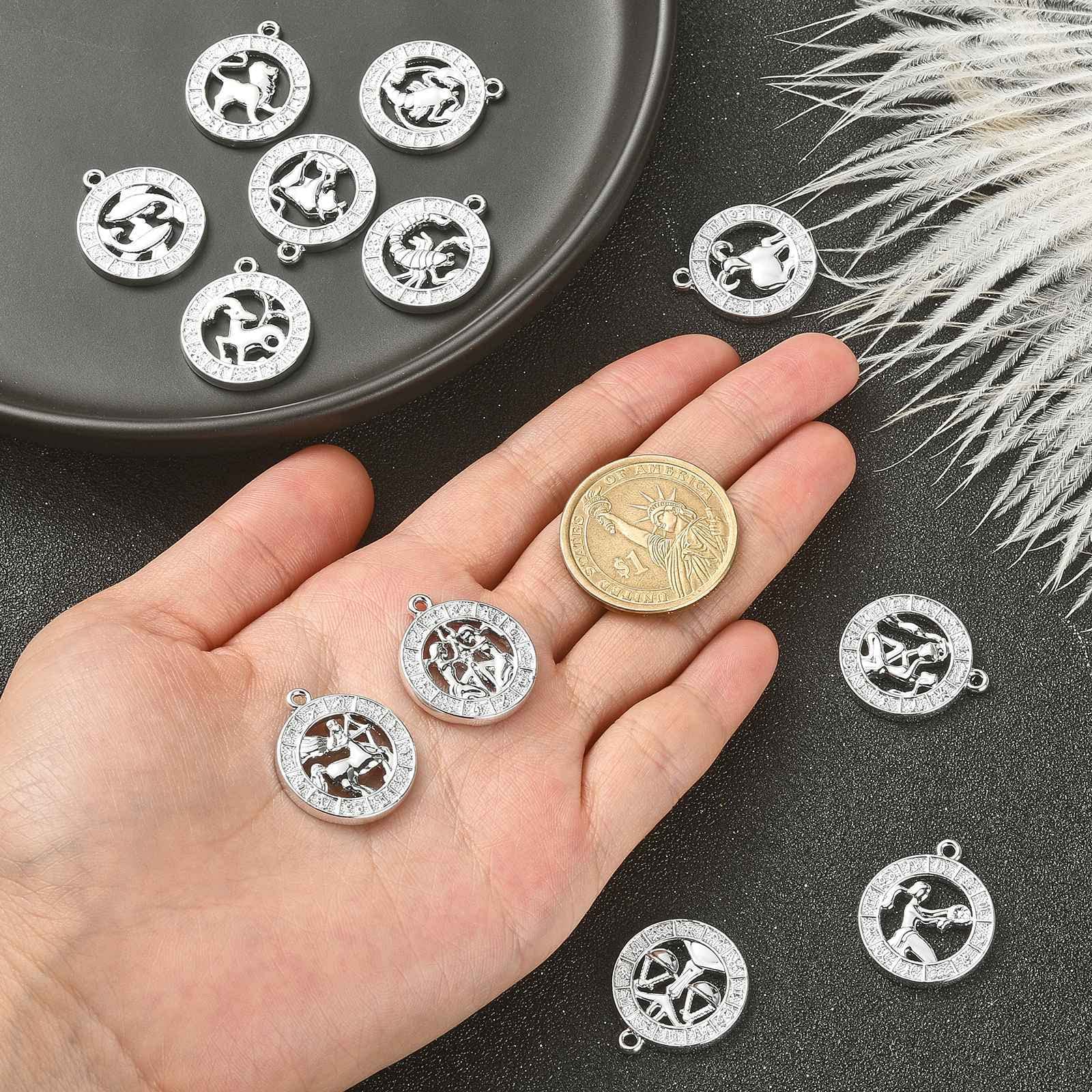 Ciondolo con carta dei tarocchi, ciondolo con collana in acciaio inossidabile con carta dei tarocchi, delicato ciondolo con carta dei tarocchi, 48x24x2 mm - Italia