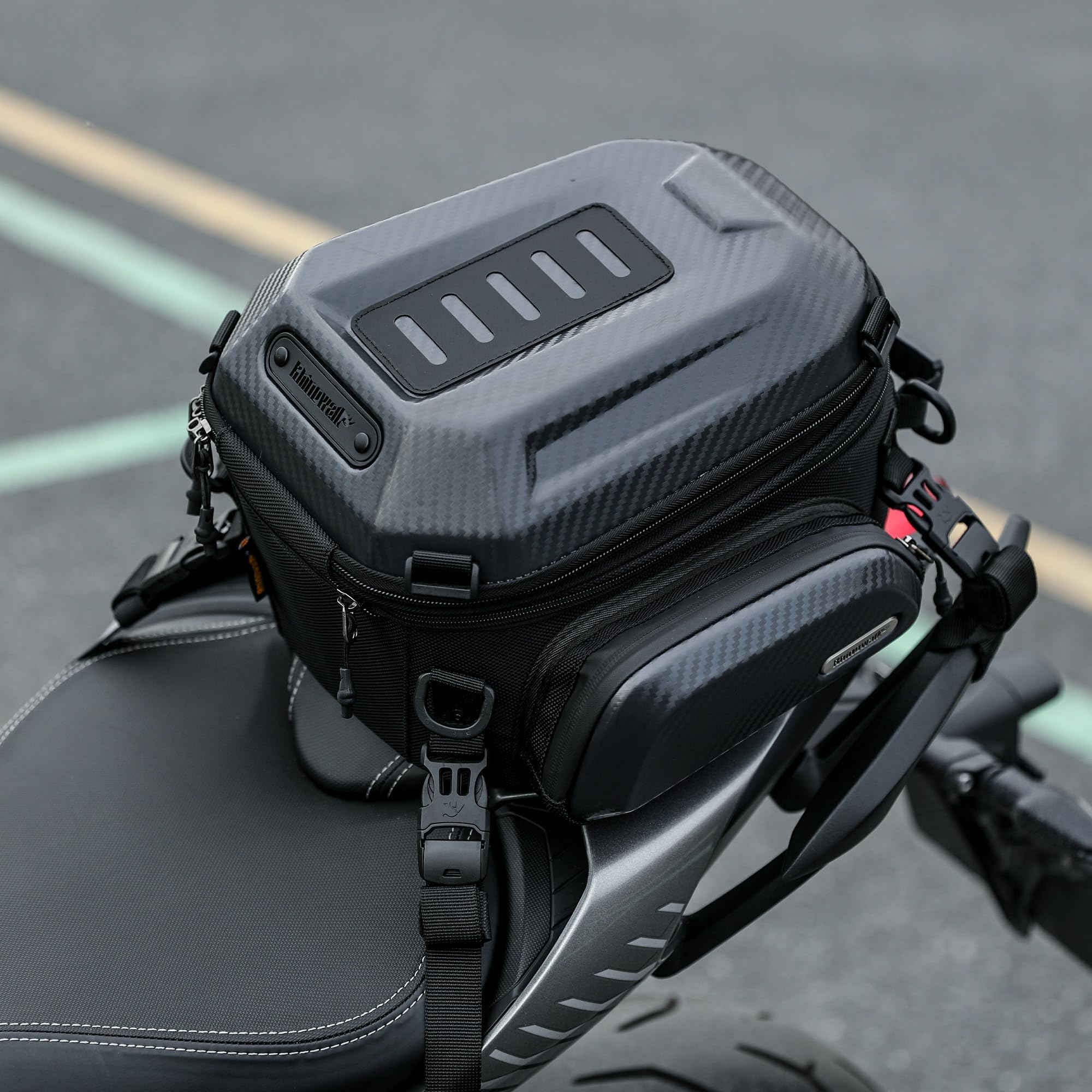 Rhinowalk Sacoche arrière de moto rigide - Sac de selle extensible 12-18 l avec sac intérieur imperméable, compartiment pour casque, fonction sac à dos, top case ABS (noir mat (12 ~ 18 L)