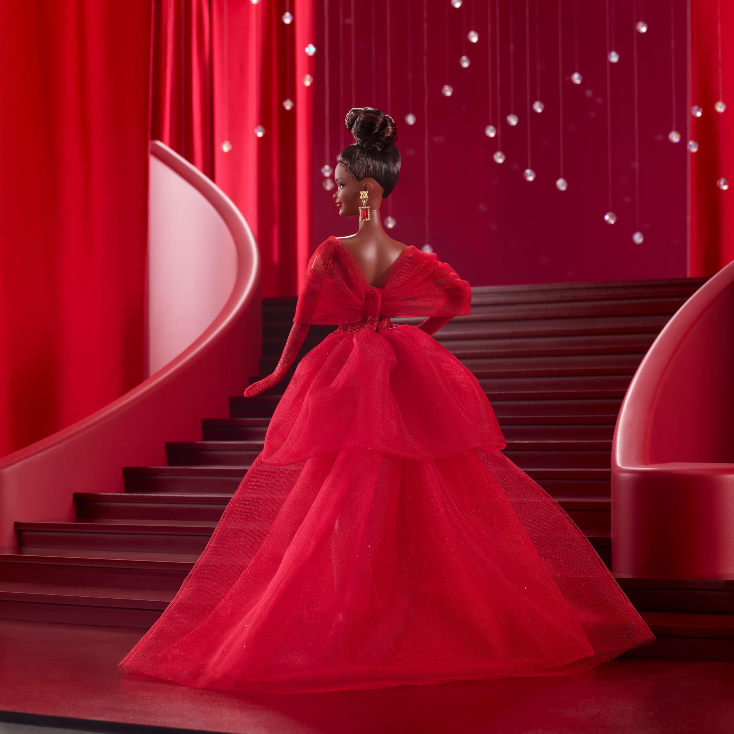 Barbie Signature 80° Anniversario Mattel, bambola castana da collezione in abito in tulle rosso scintillante con orecchini a goccia e guanti velati, giocattolo per bambini, 6+ anni, JBJ18