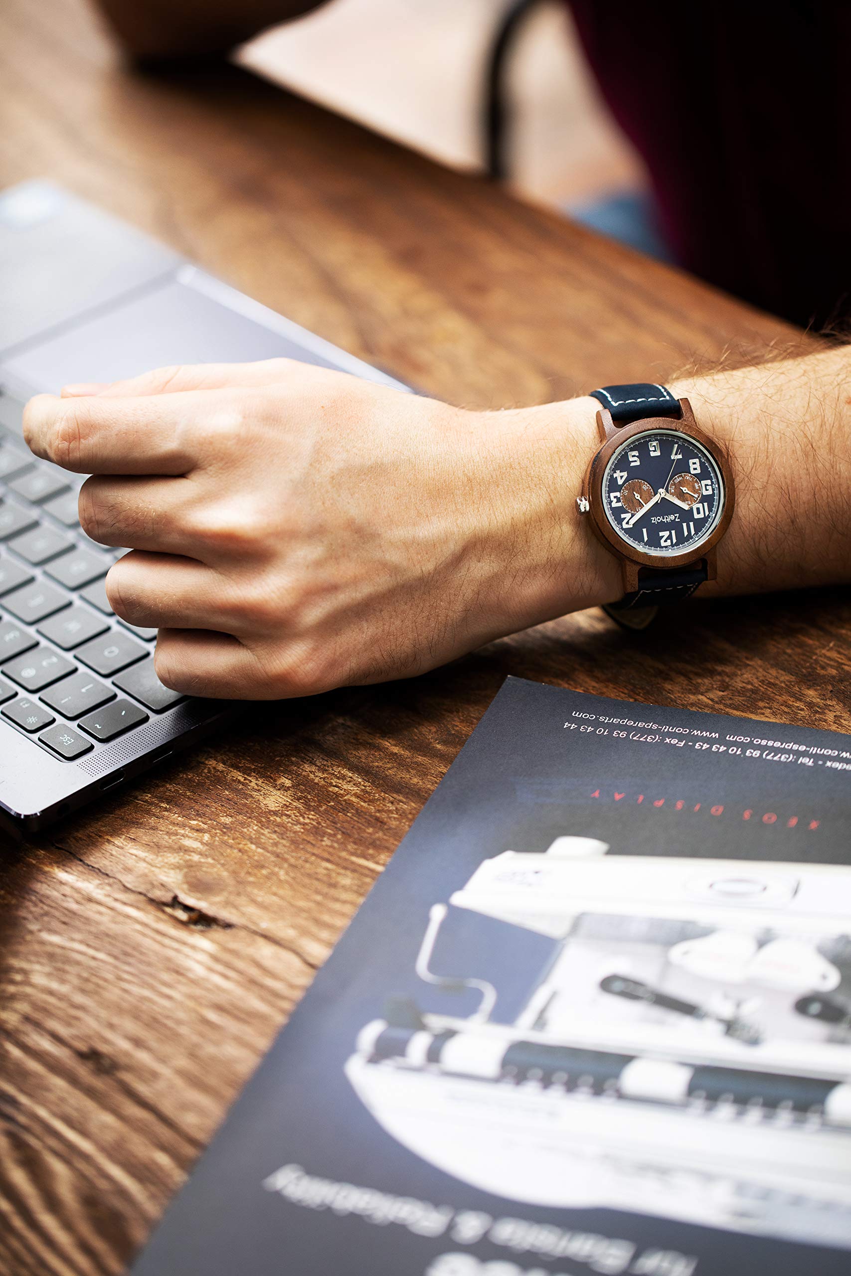 Holzuhr für Herren - Modell Klingenberg, handgefertigt aus 100% natürlichem Walnuss mit Quarzwerk - Leichte analoge Uhr mit Holzmaserung für Ihn