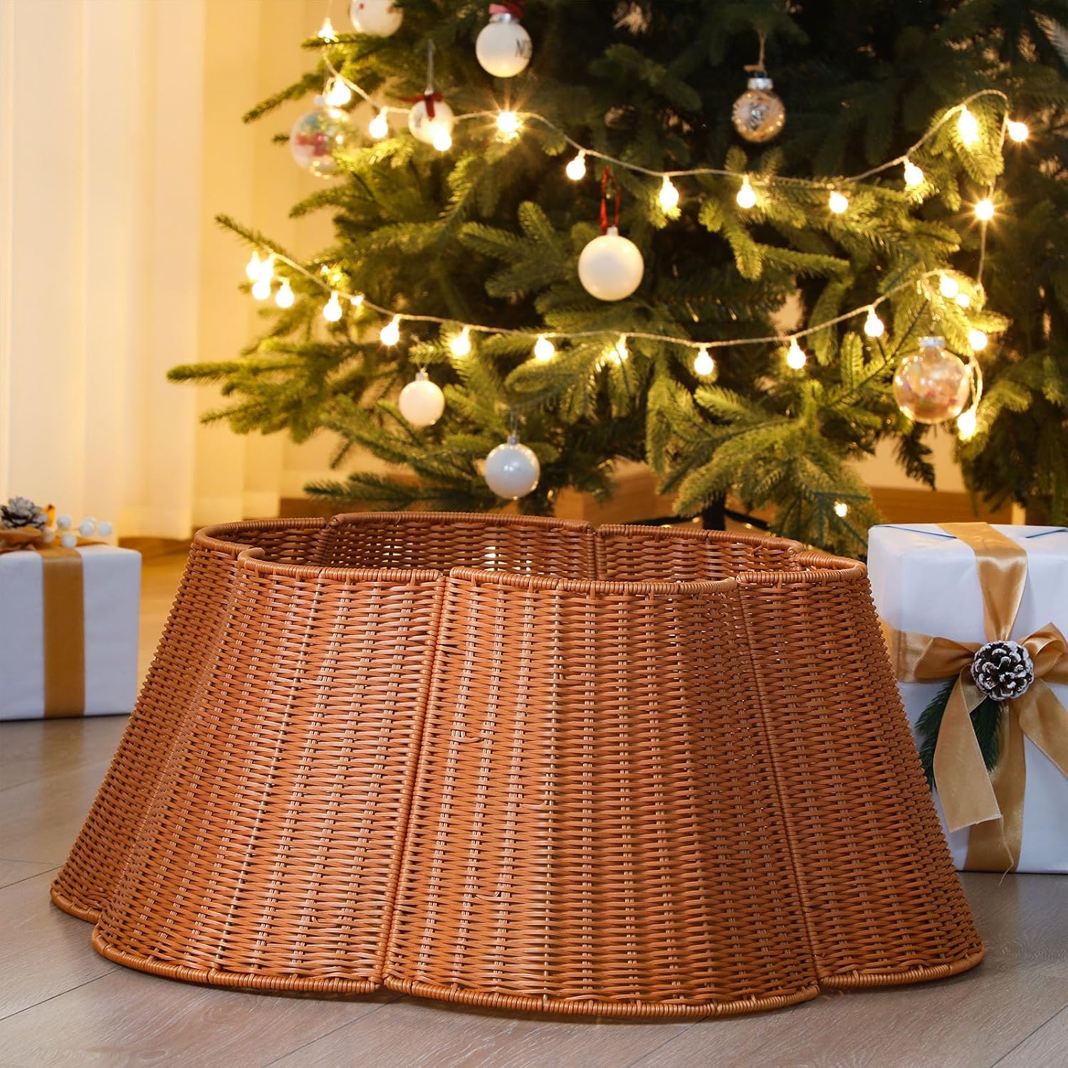 Woven Scallop Christmas Tree Collar, 27.95 Inch Large Rattan Christmas Tree Ring Farmhouse Rustic Base Cover Natural Woven Skirt for Xmas Home Decorations