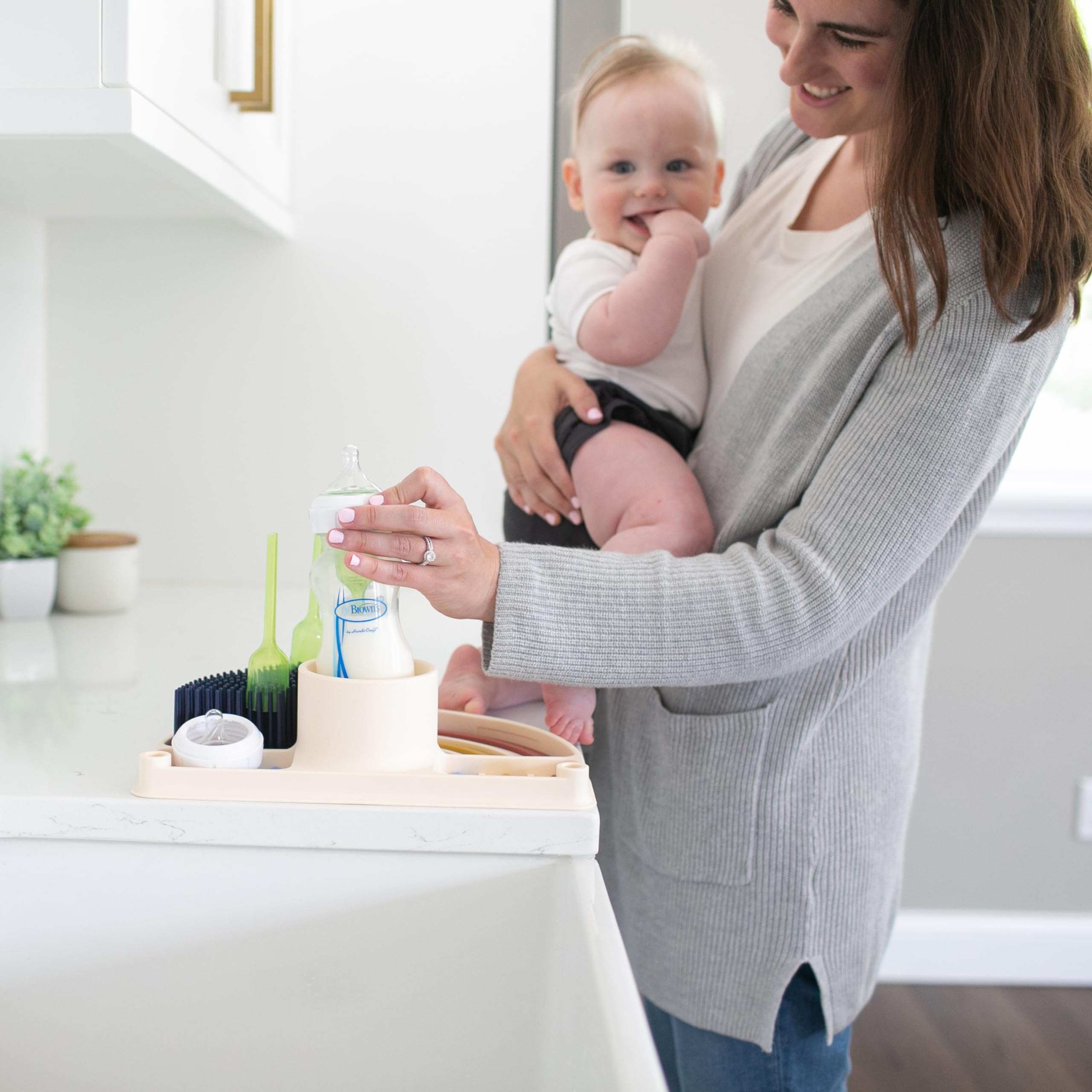 Dr. Brown's Tapis en silicone 2 en 1 Dry & Prep, tapis de séchage pour biberon en silicone avec pinces amovibles pour les essentiels de bébé, préparation intégrée du biberon, sans BPA