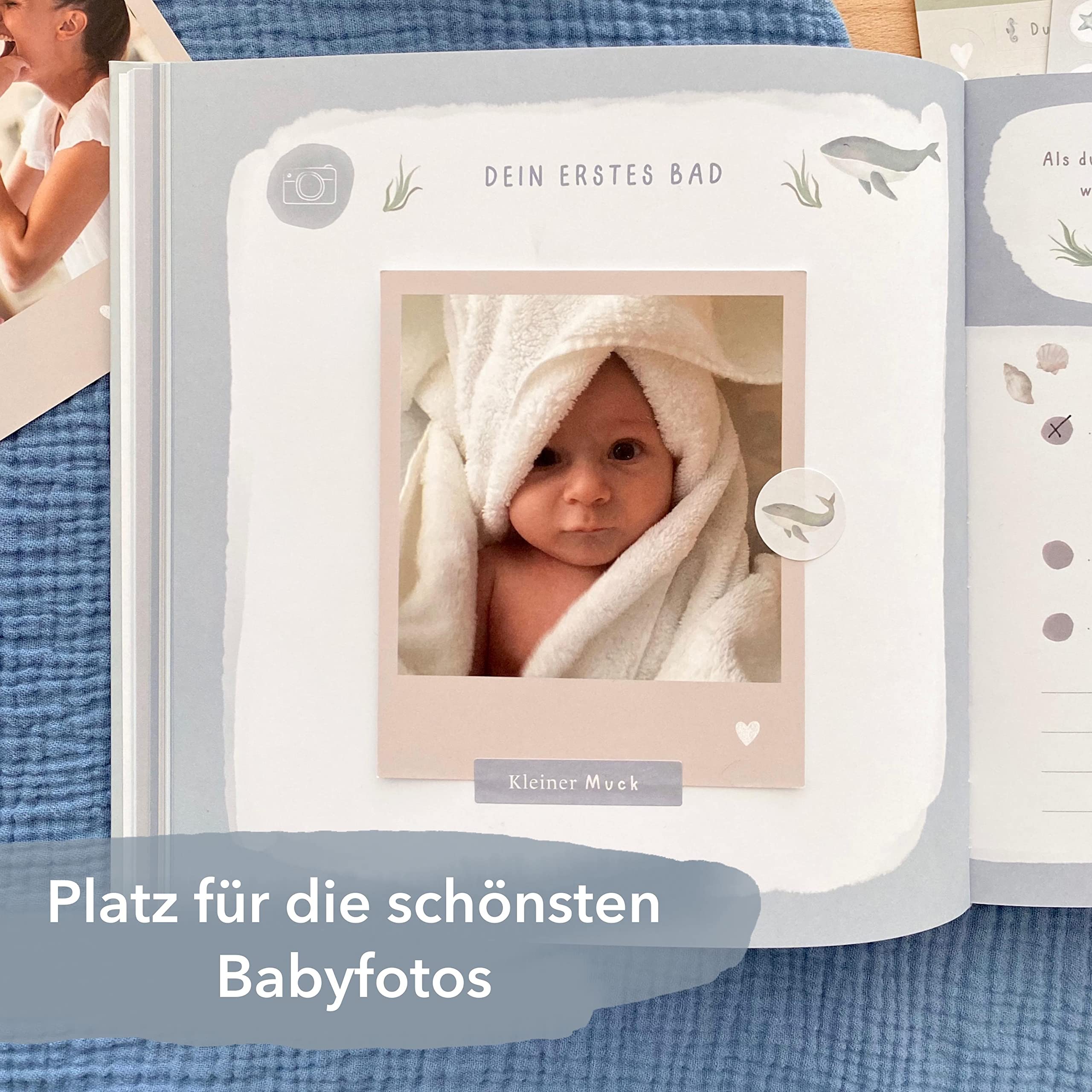 mintkind My First Year Album pour bébé Baleine Bleu – Journal de bébé doux avec 176 pages et lot d'autocollants pour les souvenirs précieux de la première année de vie, couverture rigide, conçu avec