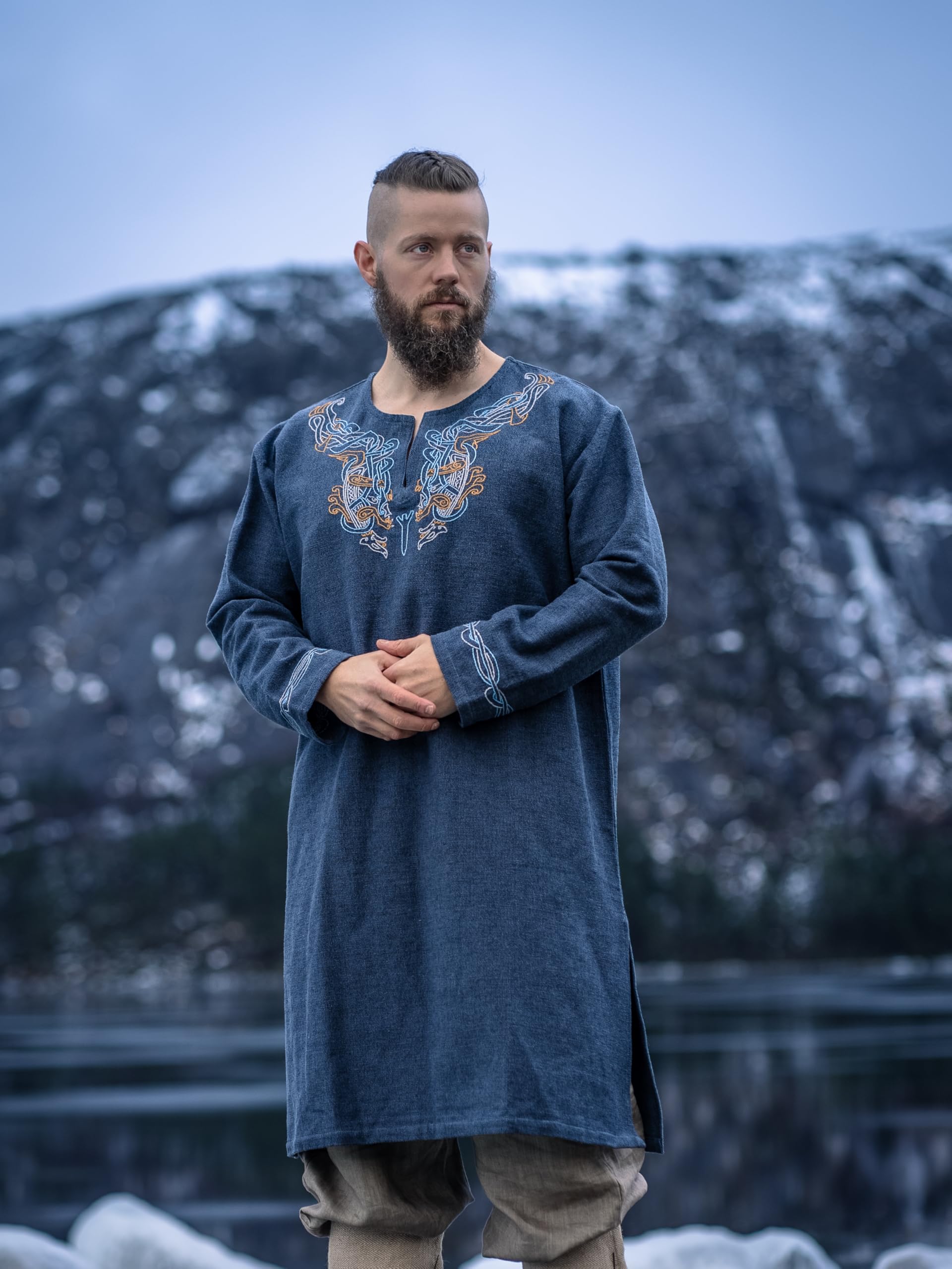 Leonardo Carbone® Tunique viking Snorri - Vêtement médiéval pour homme, chemise médiévale, costume de carnaval pour homme, tunique viking, vêtements LARP - 100 % coton avec broderie urnes
