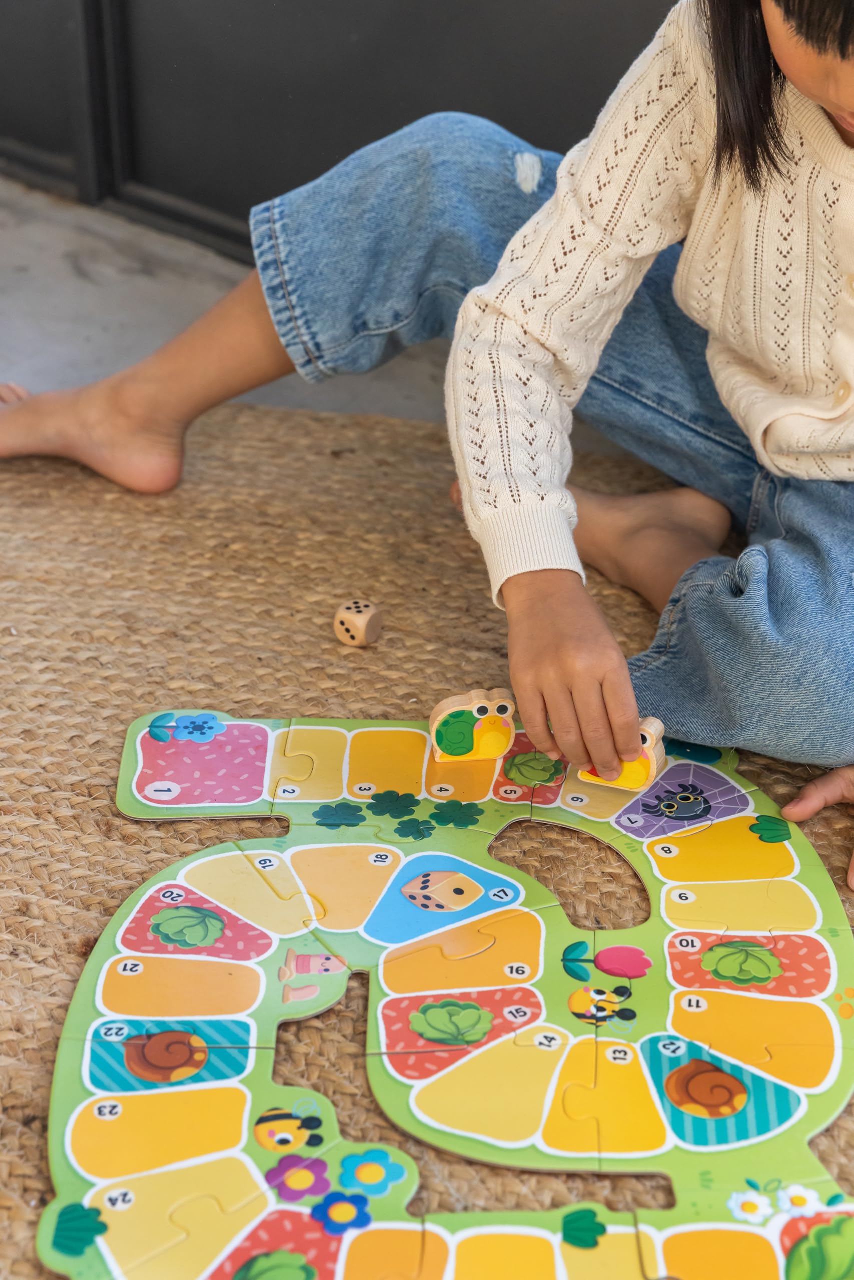 Goula Snail Race – Carrera de Caracoles, Juego de Mesa para Niños a Partir de 3 Años – Cooperativo o Competitivo con Figuras de Madera y Dado – Aprendizaje de Números y Estrategia para Niñas y Niños