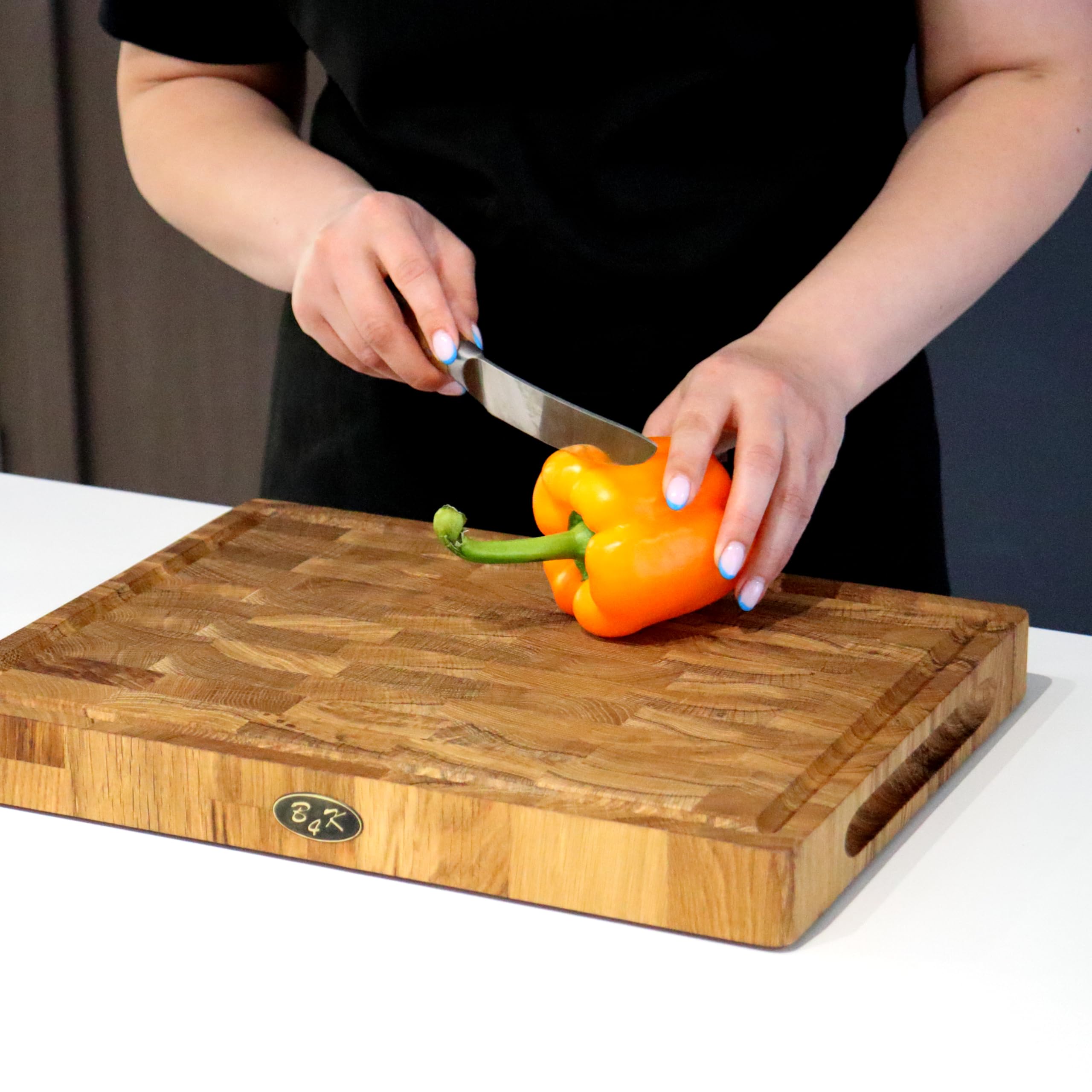 B4K® Tagliere da cucina in legno di quercia, 40х30х4 cm, antibatterico, in legno di cervello con manici, piedini in silicone e scanalatura per succo, tagliere in legno di fronte