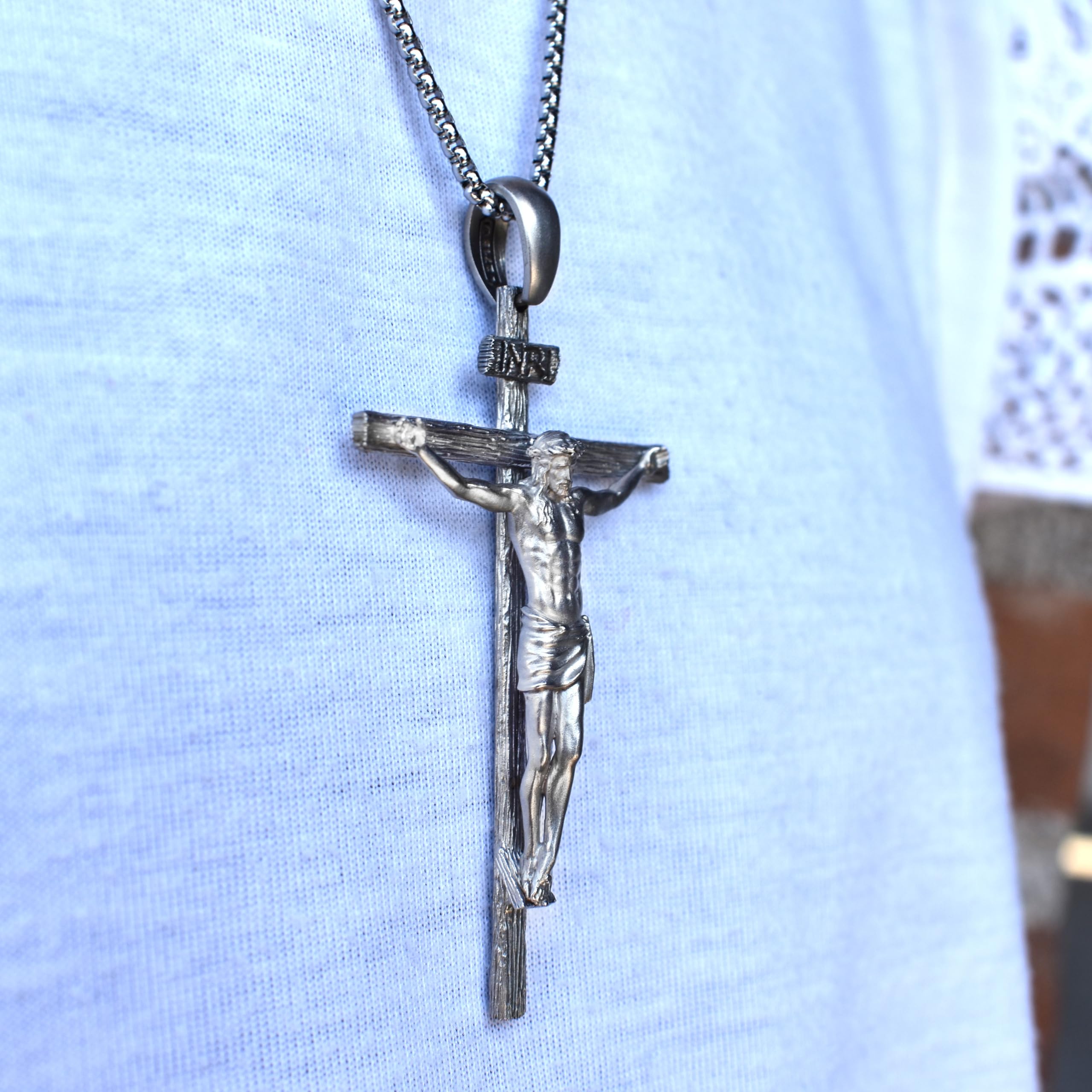 Crucifijo colgante, en plata 925.